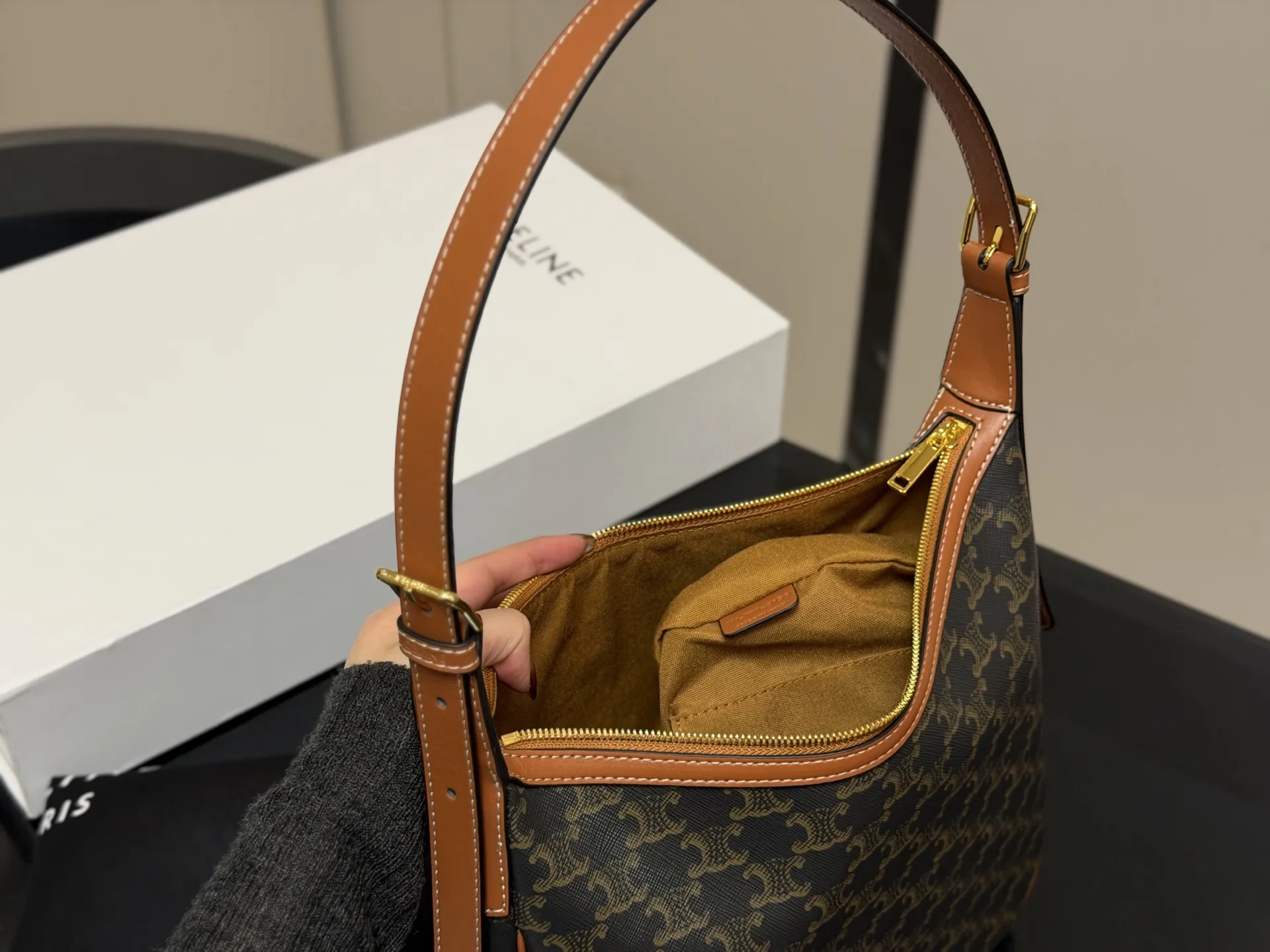 &yen;185 配折叠盒 size：29.27cm celine 赛琳新品发布hobo腋下托特 延续凯旋门 复古斜挎 ， 耐看经典一点都不老