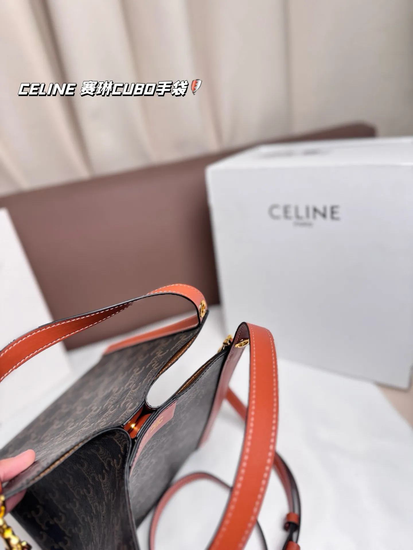 P185 配折叠盒 CELINE 赛琳CUBO手袋,日常通勤,休闲都超实用!手提,个性满分~内部空间超能装,水杯,手机,化妆品统统搞定,轻便耐用,时髦又百搭,日常出街必备! 尺寸 23*22