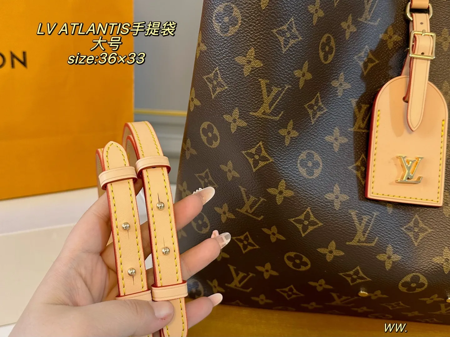 P200 大号（折叠盒飞机盒） size：36&times;33 LV路易威登ATLANTIS菜篮子手提袋💕 今年的秀场款！非常🆒 慵懒随性，高级感满满 自带皮肩带，可挽🉑️背～ 运动、休闲，🉑️爱气息都能搭✅
