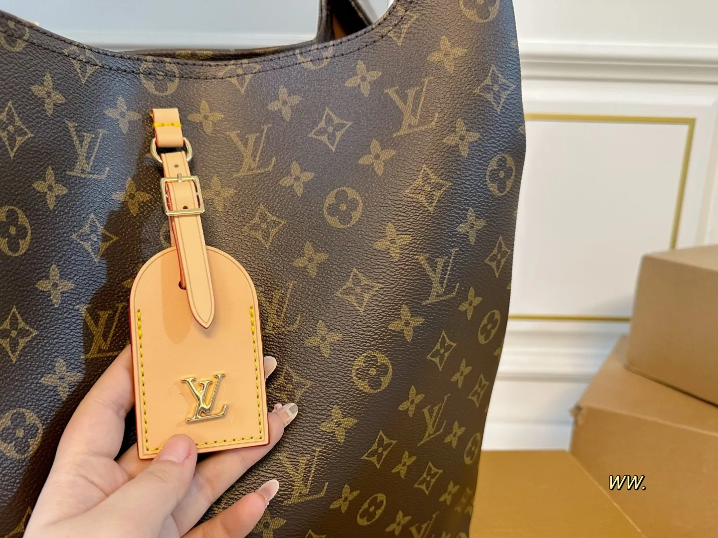 P200 大号(折叠盒飞机盒) size:36×33 LV路易威登ATLANTIS菜篮子手提袋💕 今年的秀场款!非常🆒 慵懒随性,高级感满满 自带皮肩带,可挽🉑️背~ 运动、休闲,🉑️爱气息都能搭✅