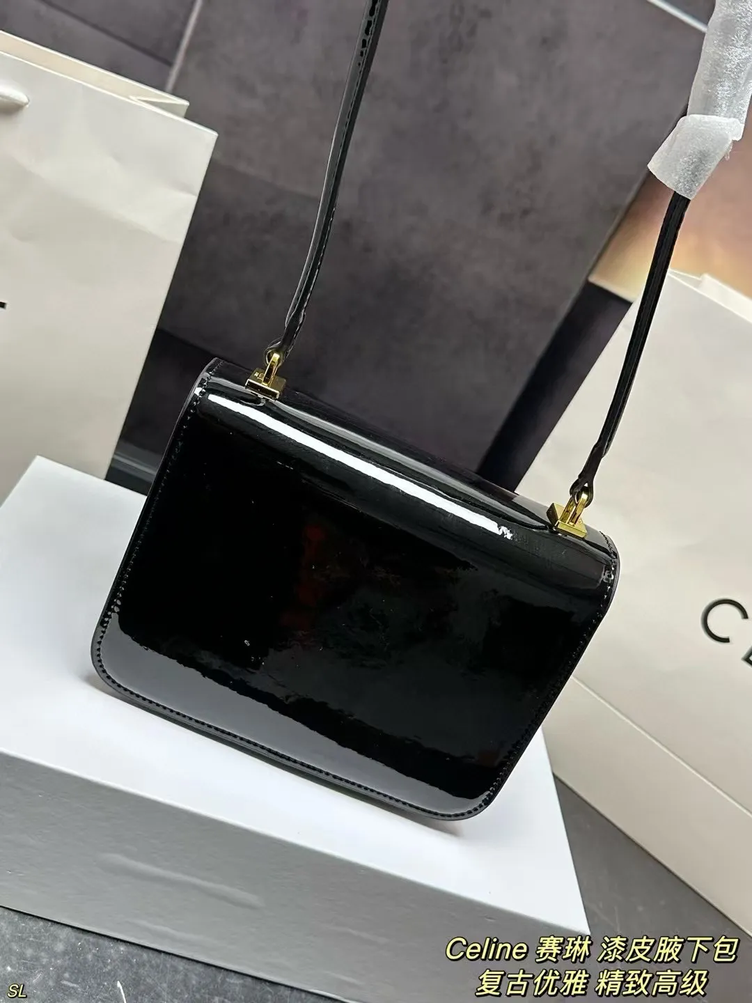 P145 配盒 Celine 赛琳 漆皮腋下包 精致百搭又能装,无论是重要场合还是日常通勤,都能完美适配! 尺寸:18.5*14CM