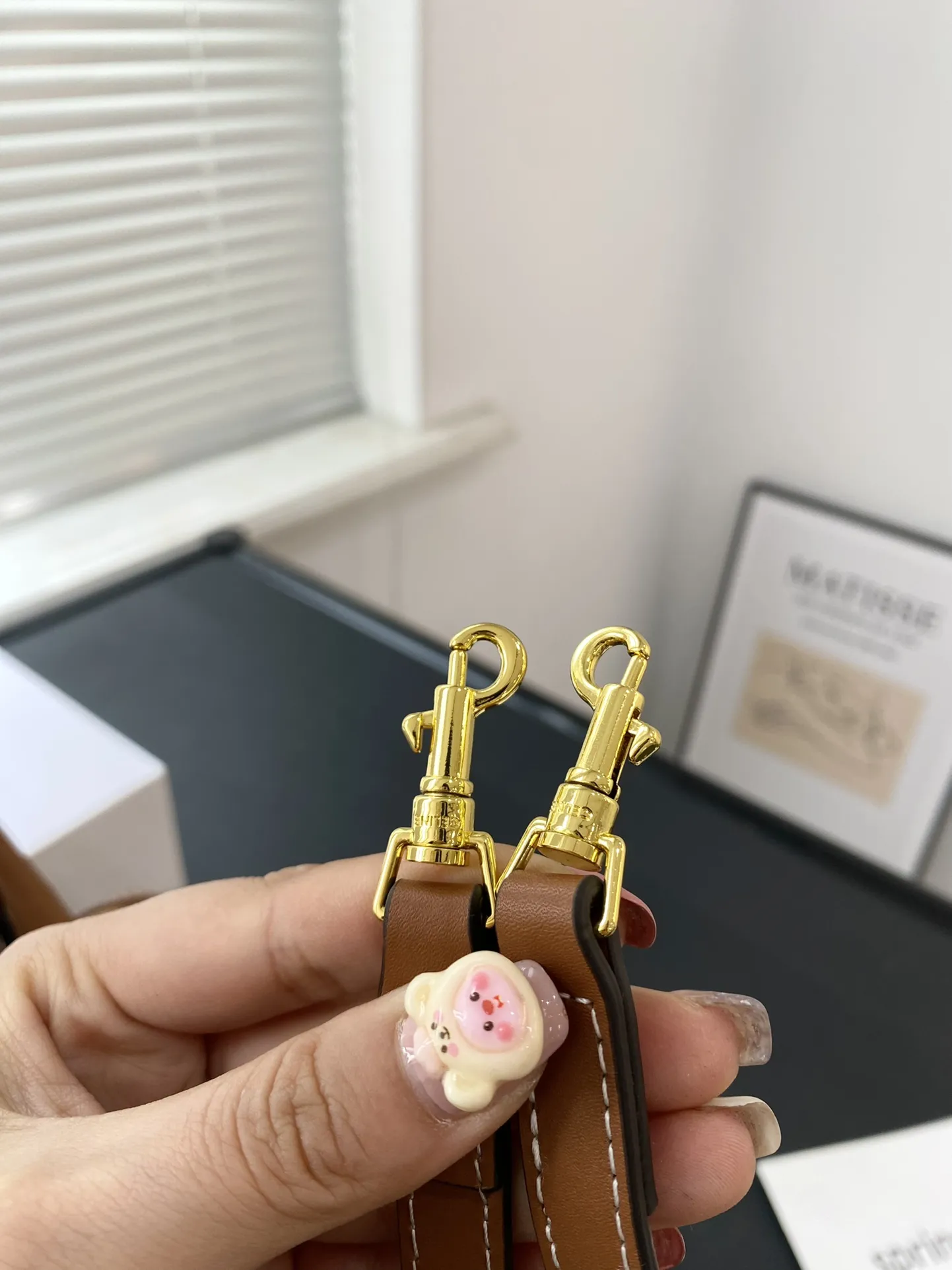 🅿️130配礼盒✅🔜 【尺寸】14*10 赛琳迷你枕头CELINE的 凯旋门系列 TRIOMPHE BOSTON 波士顿包,据说它是以前美国波士顿大学生很喜欢用的一种提包,因此得名。 波士顿包有两个重要特点,一个是便干携带、 一个是不论包里是塞满东西或者空着、半满,包包外形都依然坚挺,给人一种扎实、稳固的感觉~#Celine #复古穿搭6569