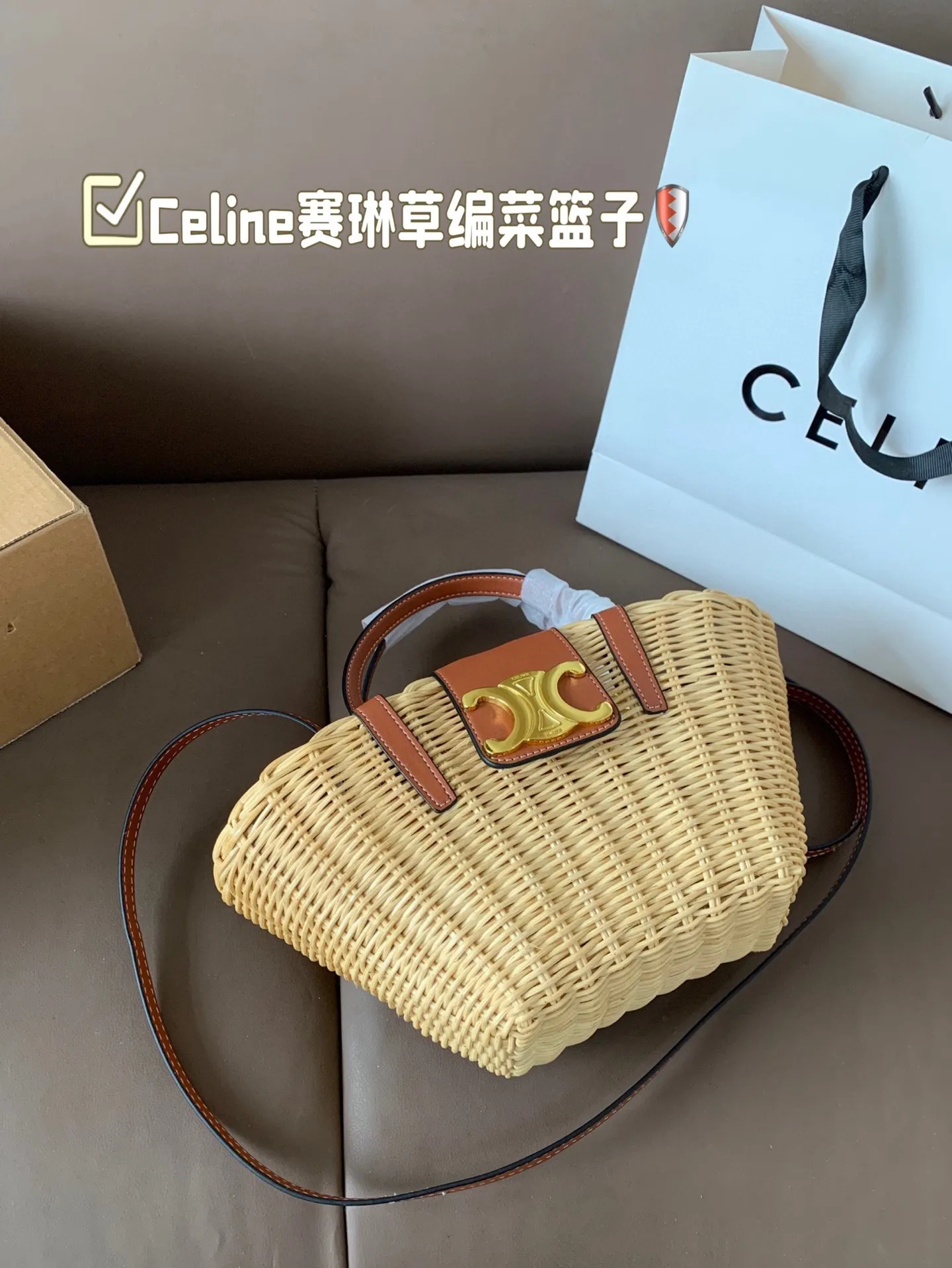 P155 Celine赛琳草编菜篮子 这款编织菜篮子 实在抵挡不住他的诱惑了好看的文艺风来啦~样子真的让人无数次心动 尺寸13*15飞机盒