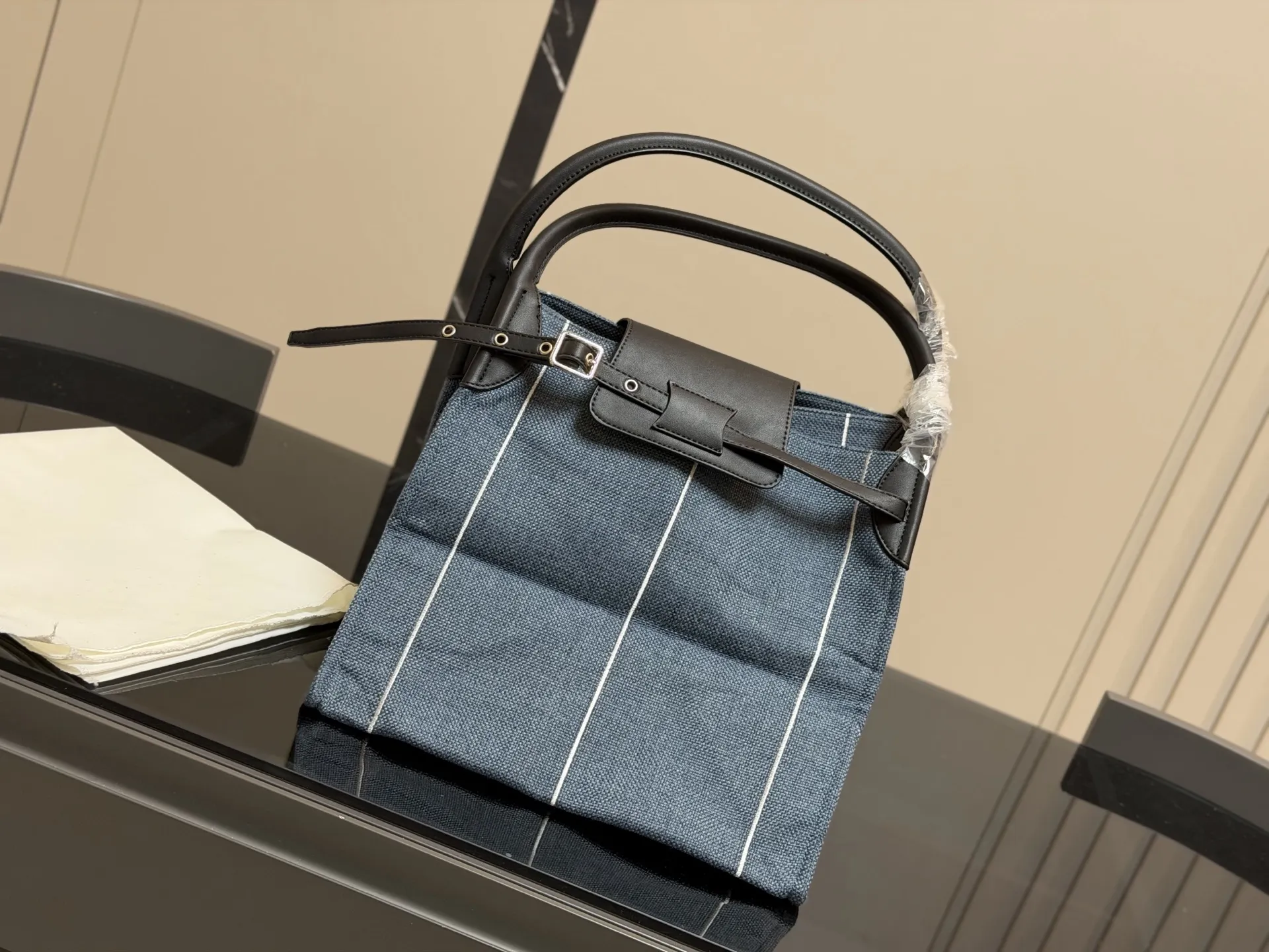 &yen;130 赛琳 belt bag鲶鱼包， 简洁的线条， 柔软包的身， 牛皮🐂品质！ 成为经典款IT bag之一 尺寸：32.31cm