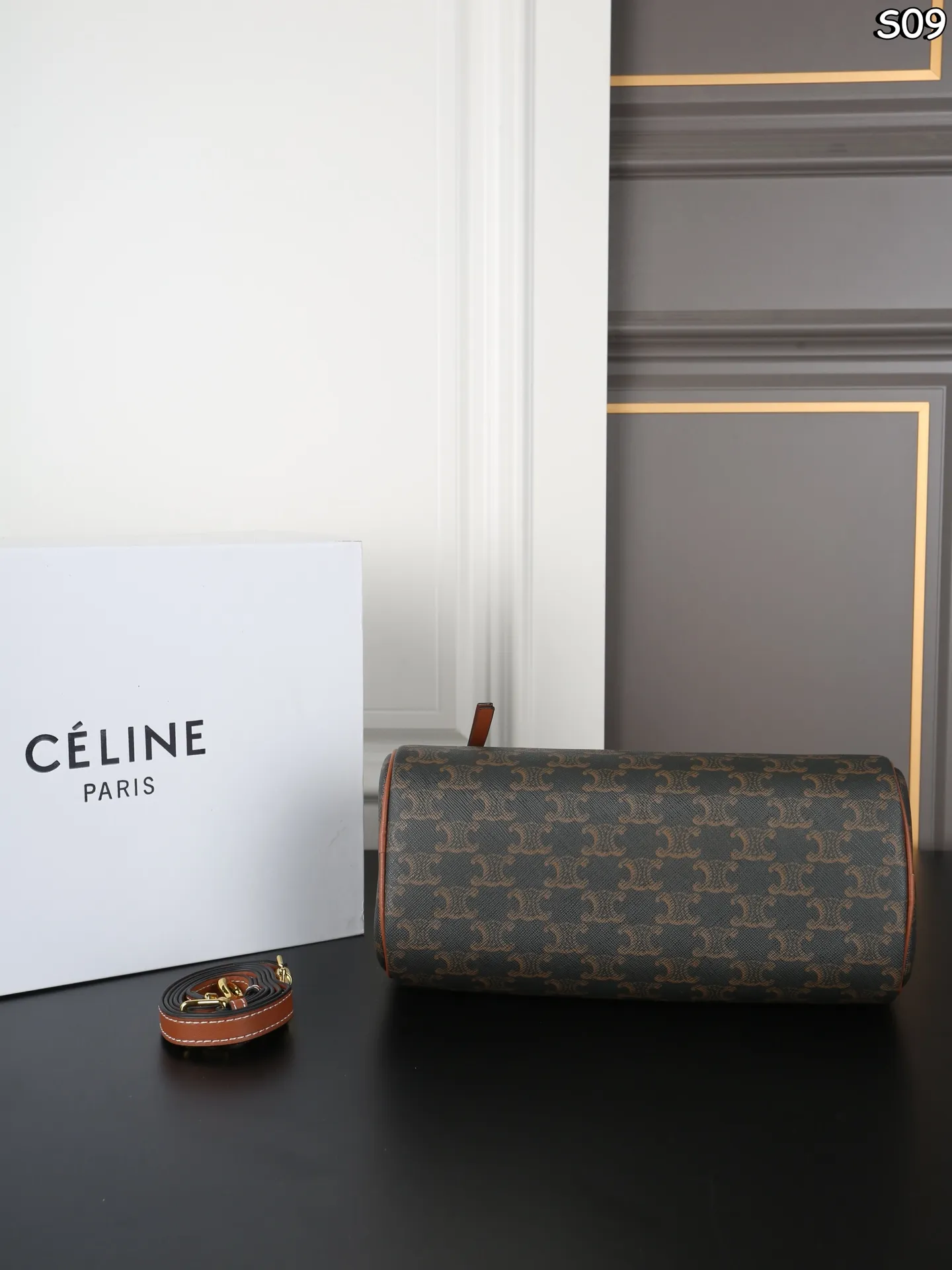 P155 折叠盒 CELINE赛琳 Triomphe CYLINDER 老花 圆筒包 手提包 CELINE老花家族新成员 CYLINDER圆柱体手提包 轻便舒适 经典老花配色 🉑手拎🉑肩背 简直是深得我心 自重特别轻便的同时包型也都别出心裁 像这款长手柄的CYLINDER我都能想象到秋冬了手腕在驼色羊绒大衣上会有多么的精彩绝伦 尺寸:26×13