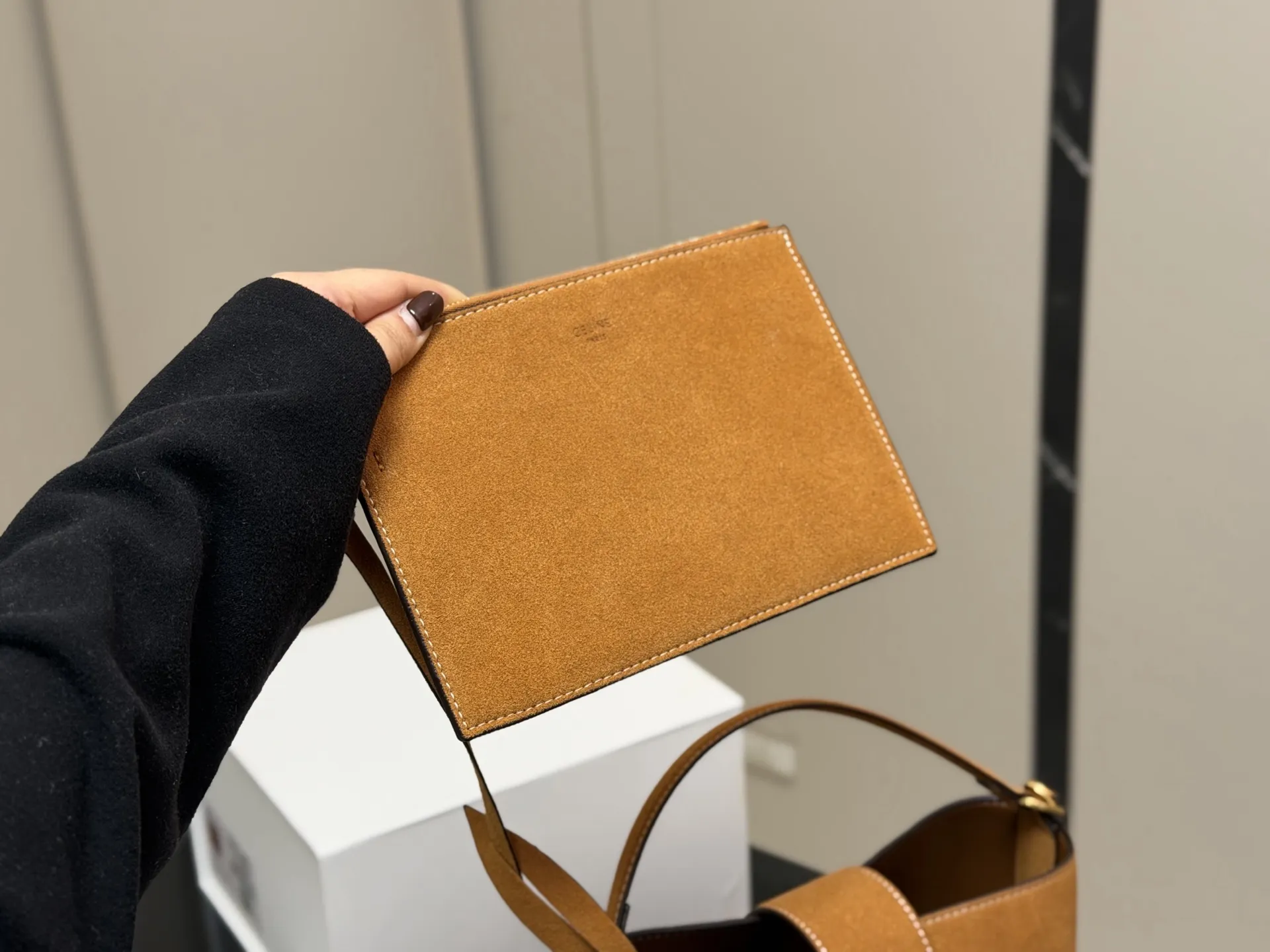 &yen;185 配折叠盒 size： 24.24cm Celine 水桶包赛琳 一直很喜欢小牛皮的包 经久耐看 复古印花图案 有着高颜值的复古文艺气息🌱