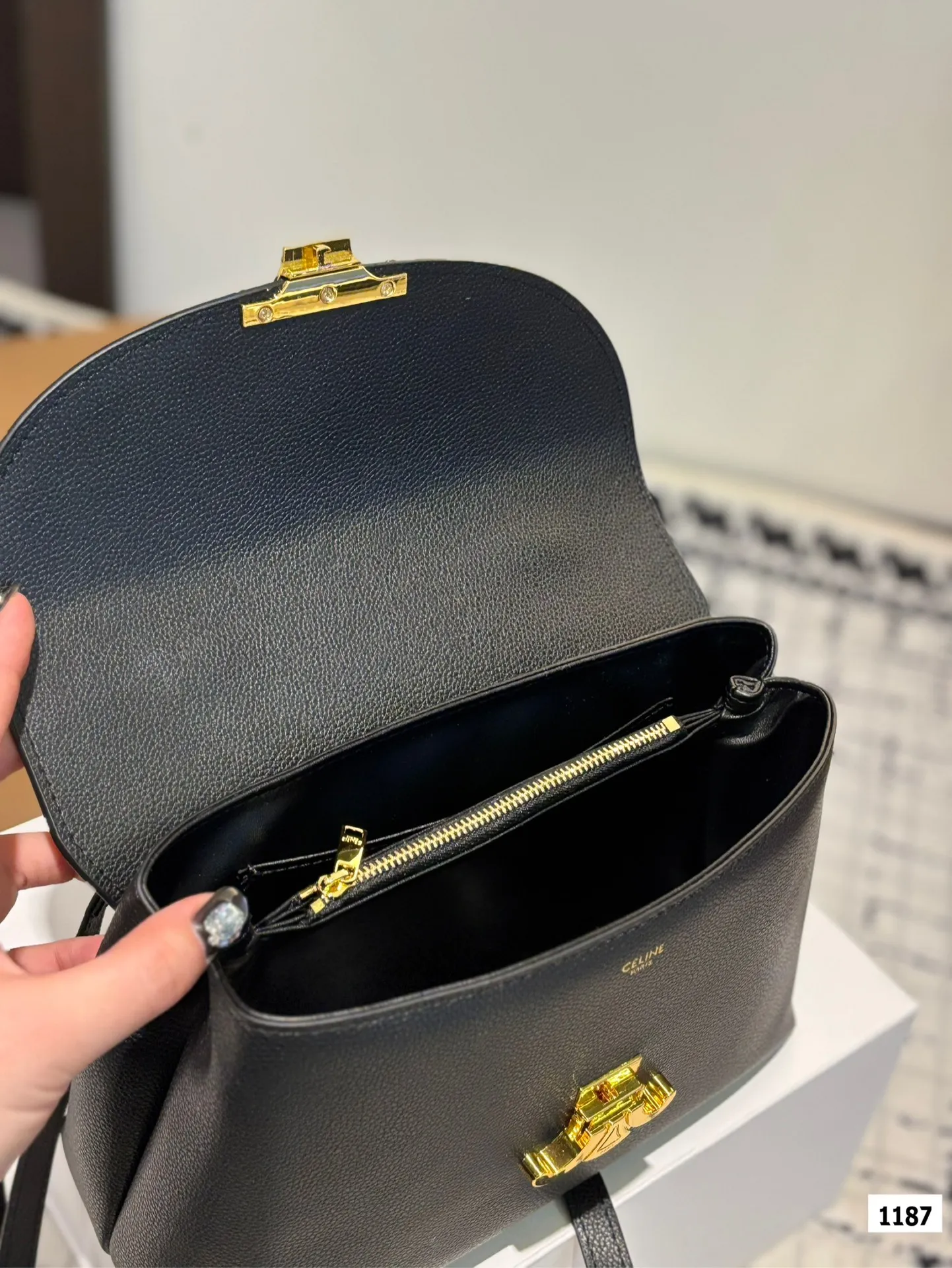 P185-p175 配盒子 Celine一眼心动V赛琳最新款凯旋门] 赛琳最新款凯旋门手提包 长方形的轮廓复古感满满~ 随便穿什么搭配这个包都是高级风 尺寸：25 18 20 14