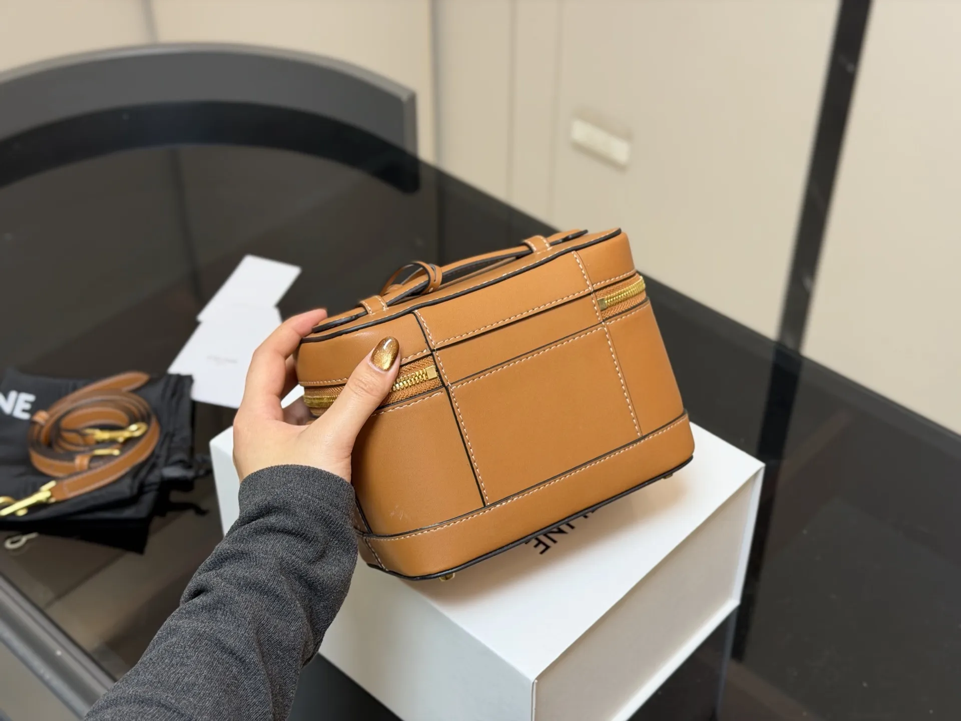 ¥190 配折叠盒 赛琳CELINE 复古斜挎包 真的很有气质的款式容量是我喜欢的 不大却很能装质感不用多说 真的很华丽漂亮和实用兼顾无须多言 尺寸:18.13cm