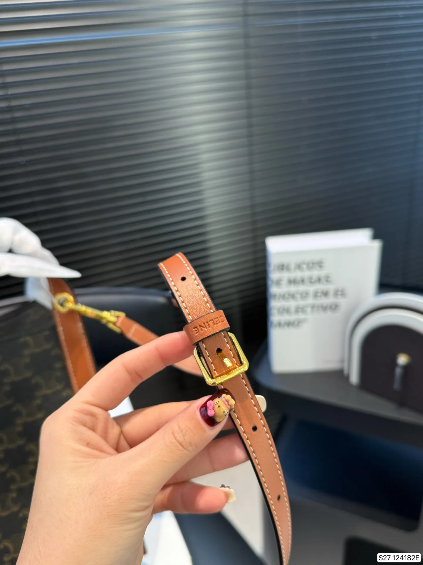 P185 配折叠盒 CELINE 赛琳CUBO手袋,日常通勤,休闲都超实用!手提,个性满分~内部空间超能装,水杯,手机,化妆品统统搞定,轻便耐用,时髦又百搭,日常出街必备! 尺寸17 22 货号124182