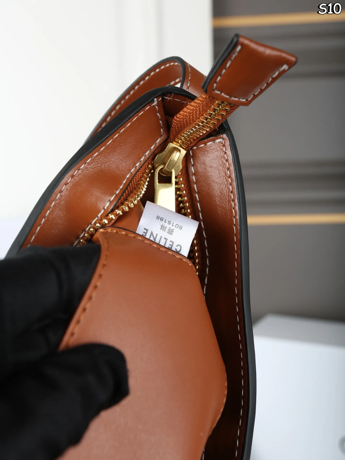 P120 折叠盒 CELINE赛琳 TINA 腋下包 单肩包 巨百搭的小包！巨好看！ 纤巧利落，规整有型 新款超薄单肩包，时尚感满满，有同名Tina的美眉来收了属于自己的包吗 尺寸：25&times;13