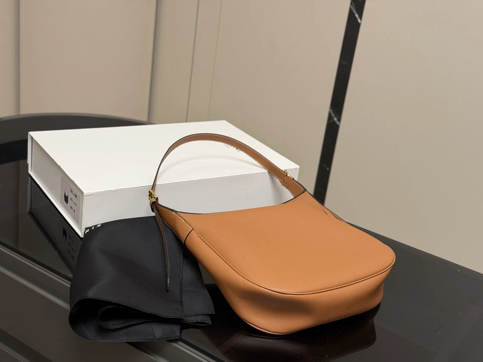 ¥185 配折叠盒 size:29.27cm celine 赛琳新品发布hobo腋下托特 延续凯旋门 复古斜挎 , 耐看经典一点都不老