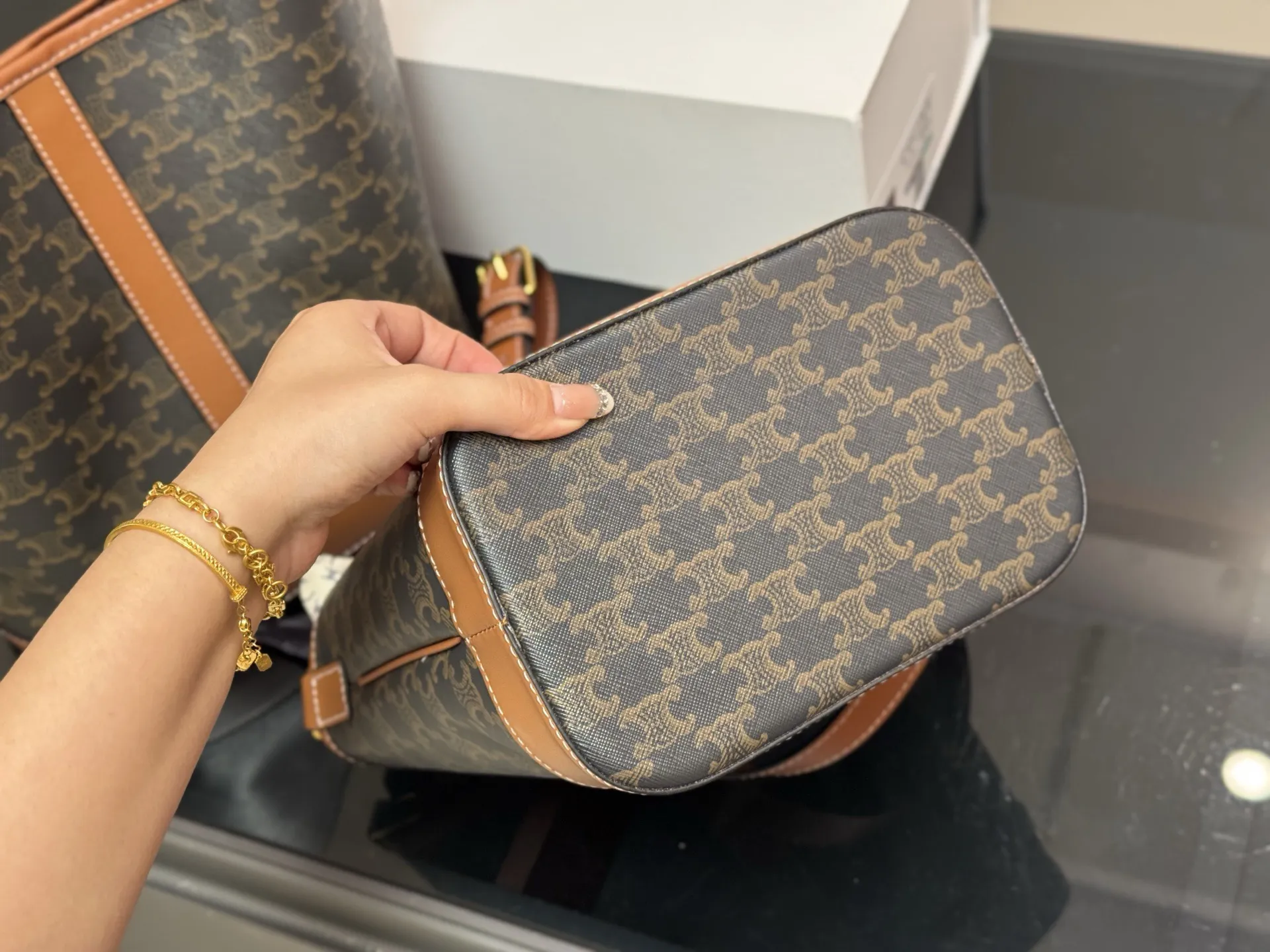 &yen;160 &yen;150 配折叠盒 size：25*27cm 18.22cm Celine 赛琳水桶包 这谁抵得住啊！ 一年四季都可以用的水桶！ 一直很喜欢老花的包 老花色经典极搭！ 颜值超级在线哦