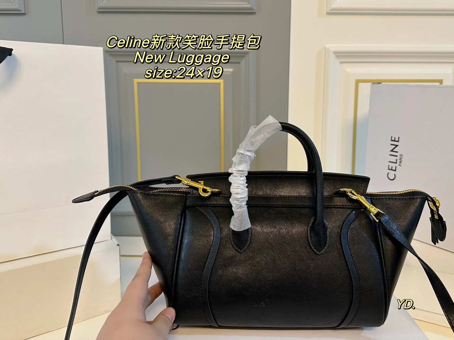 P240(折叠盒) size:24×19 Celine 赛琳新款New Luggage笑脸😊手提包💕 赛琳的luggage系列, 也就是我们俗称的笑脸包, 皮质细腻,时尚百搭 配有长肩带,🉑斜挎可手提 精致的缝线工艺使轮廓更加流畅自如