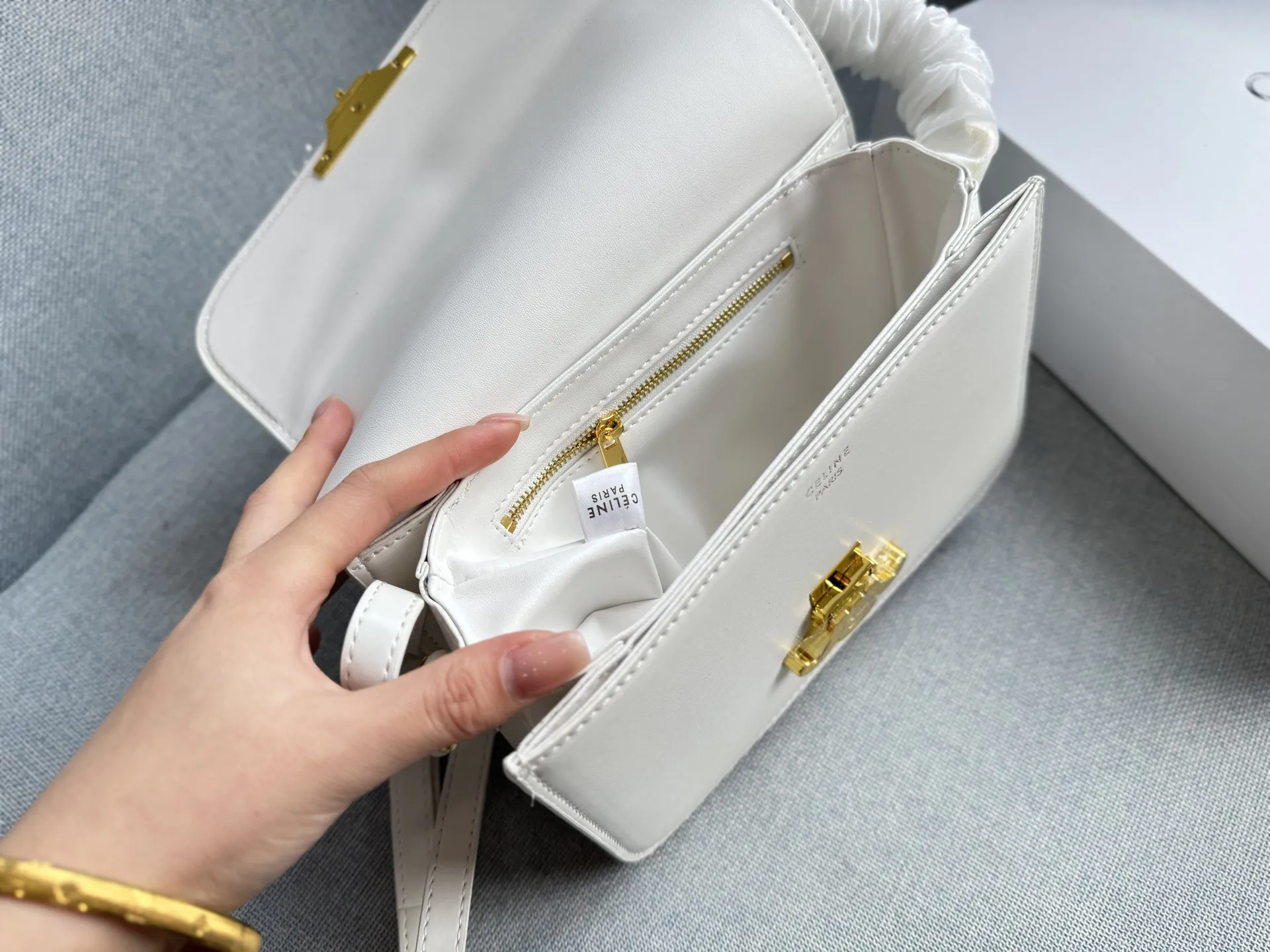 大💰155 折叠盒 小💰150 折叠盒 size:22×16/18.5×14.5 CELINE赛琳 Triomphe 豆腐包 单肩包斜挎包 毫不费力的高级感✨Celine凯旋门轻松拿捏 🖤Celine 凯旋门黑金腋下包 轻便,容量刚好,通勤、休闲、甜酷风都很适合 包包全身都是Box皮的质感 夏天搭配露肤上衣 有种精致都市丽人的感觉 低调有质感 百搭且不会过时