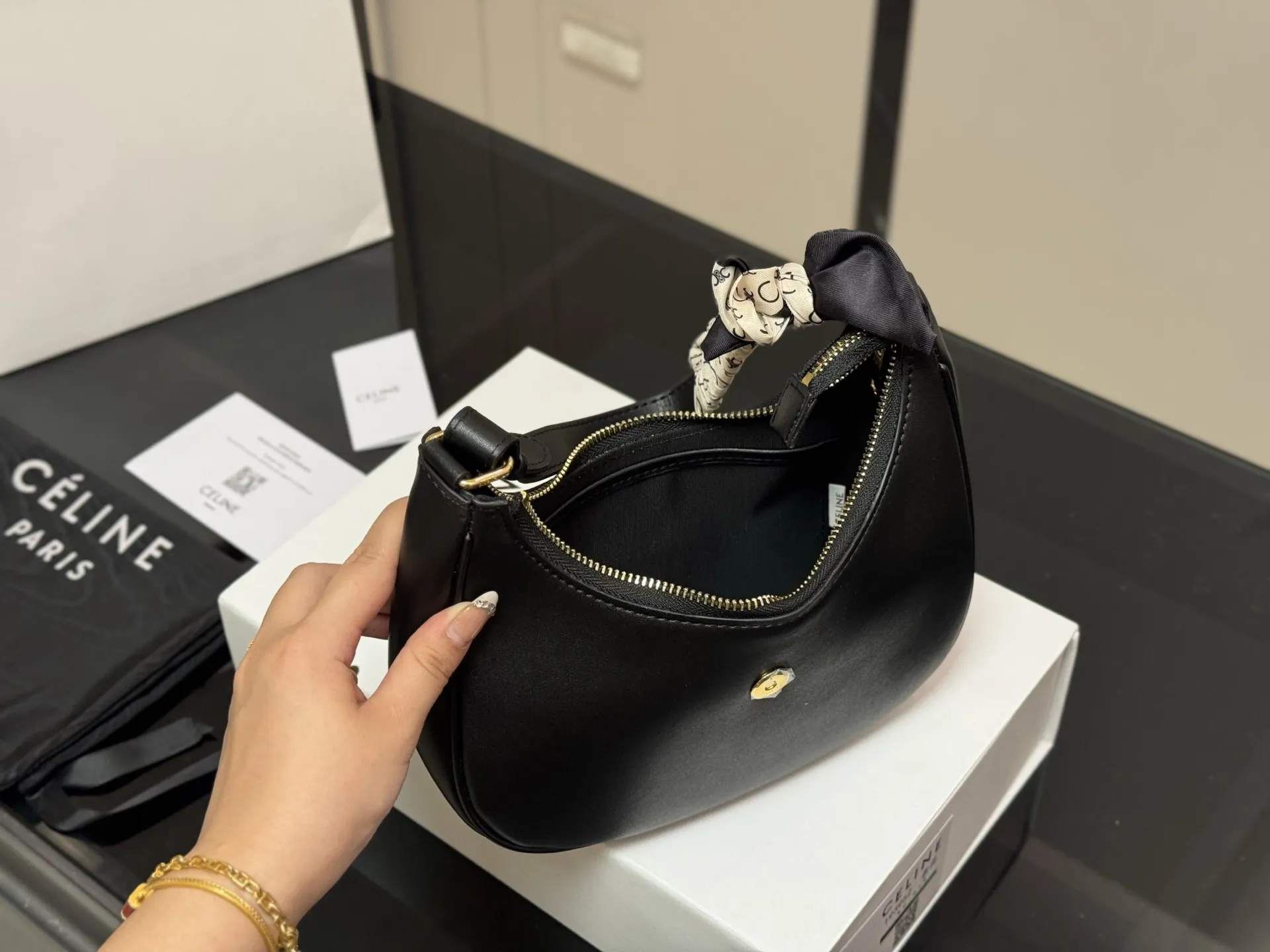 ¥140 配折叠盒 尺寸:24*20cm celine ava腋下包 依旧好好背 手拎起Ava就好有气场哟100 赛琳实用性更强哦! 高级感超强!