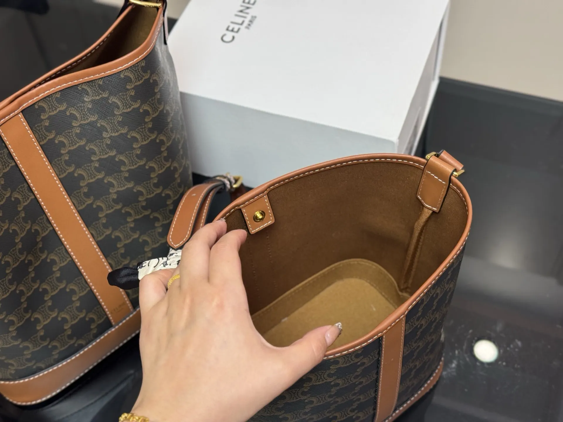 ¥160 ¥150 配折叠盒 size:25*27cm 18.22cm Celine 赛琳水桶包 这谁抵得住啊! 一年四季都可以用的水桶! 一直很喜欢老花的包 老花色经典极搭! 颜值超级在线哦