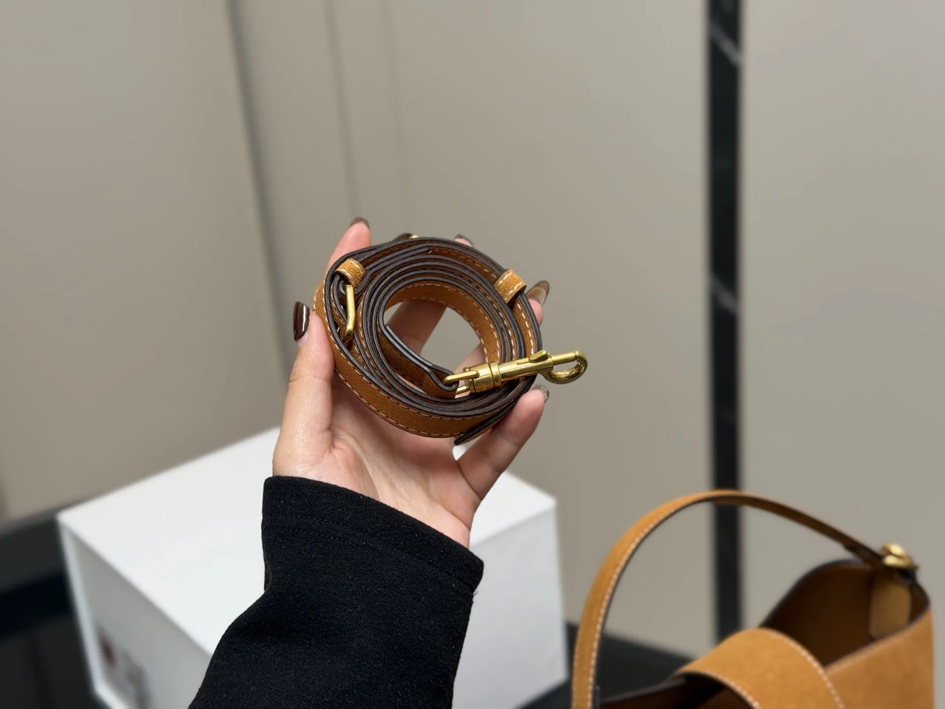 &yen;185 配折叠盒 size： 24.24cm Celine 水桶包赛琳 一直很喜欢小牛皮的包 经久耐看 复古印花图案 有着高颜值的复古文艺气息🌱