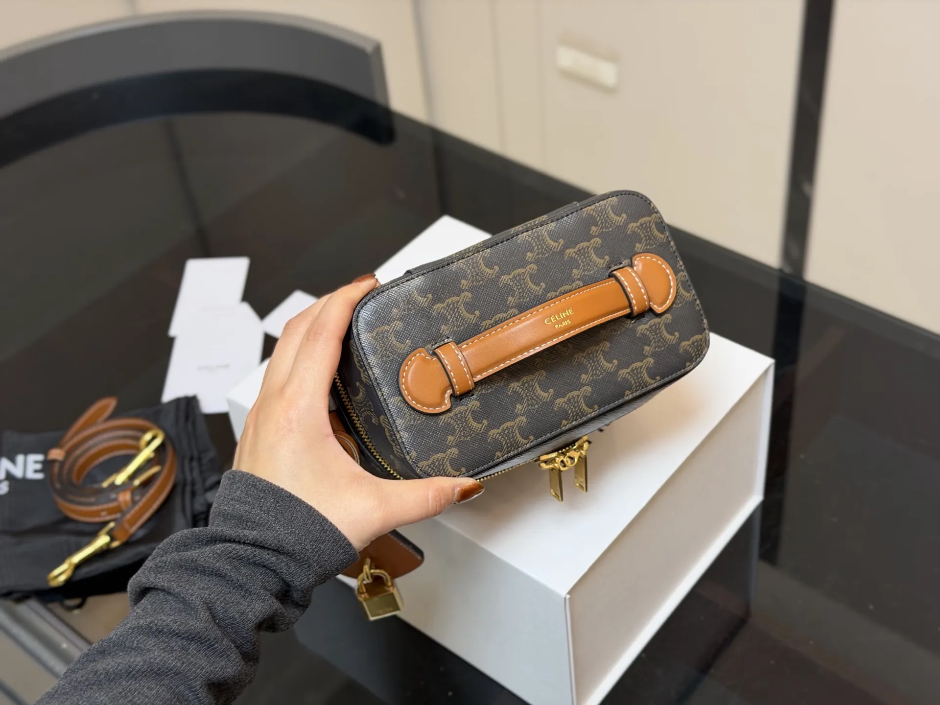 ¥190 配折叠盒 赛琳CELINE 复古斜挎包 真的很有气质的款式容量是我喜欢的 不大却很能装质感不用多说 真的很华丽漂亮和实用兼顾无须多言 尺寸:18.13cm