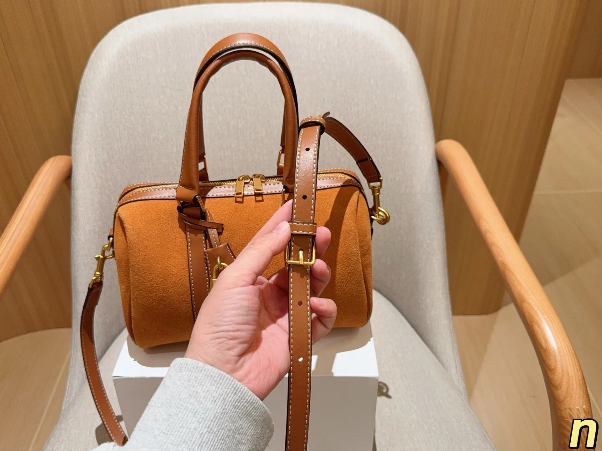💰175 赛琳Celine 麂皮绒波士顿Boston枕头包 尺寸25cm 礼盒包装🎁