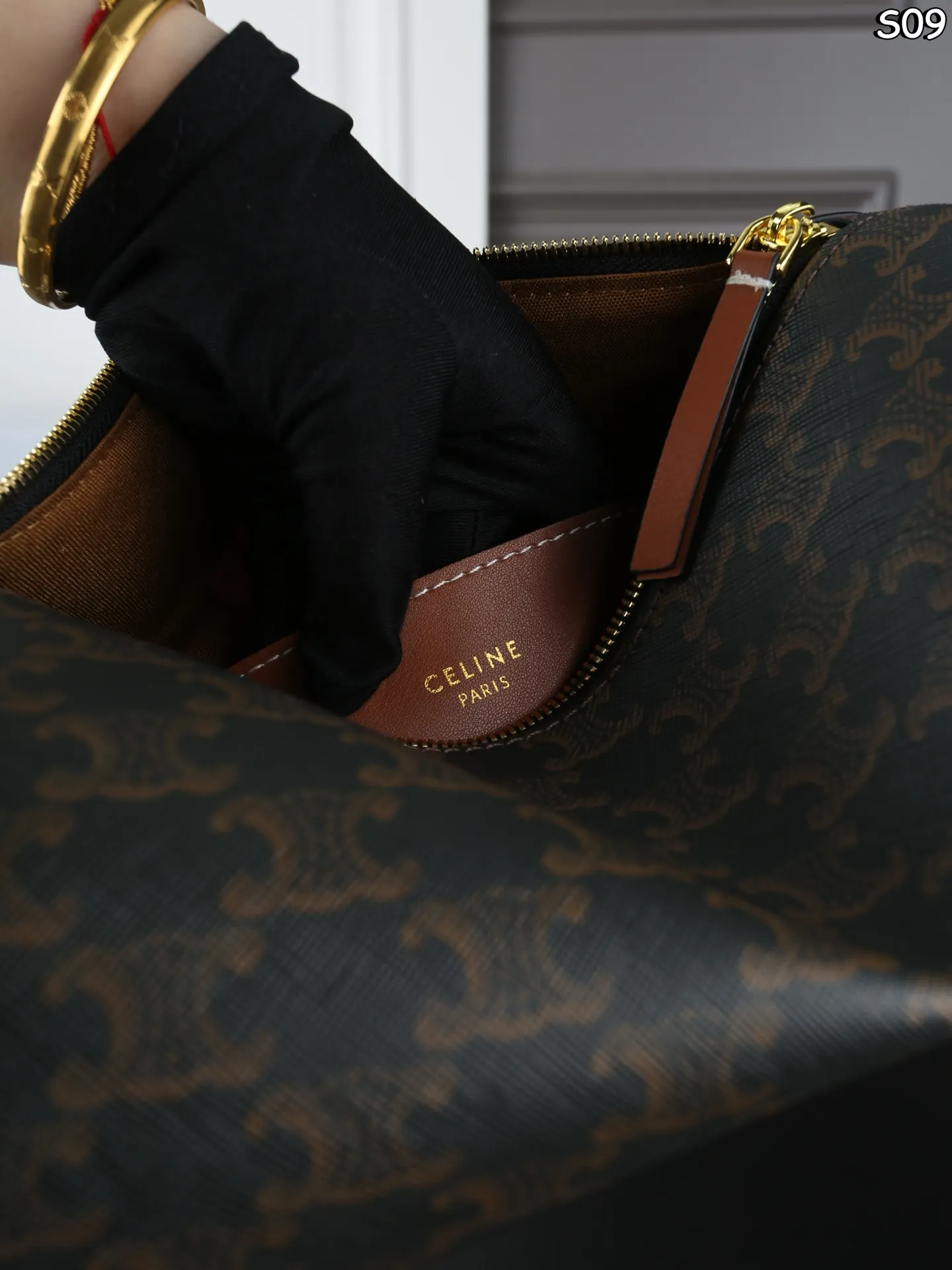 P155 折叠盒 CELINE赛琳 Triomphe CYLINDER 老花 圆筒包 手提包 CELINE老花家族新成员 CYLINDER圆柱体手提包 轻便舒适 经典老花配色 🉑手拎🉑肩背 简直是深得我心 自重特别轻便的同时包型也都别出心裁 像这款长手柄的CYLINDER我都能想象到秋冬了手腕在驼色羊绒大衣上会有多么的精彩绝伦 尺寸：26&times;13