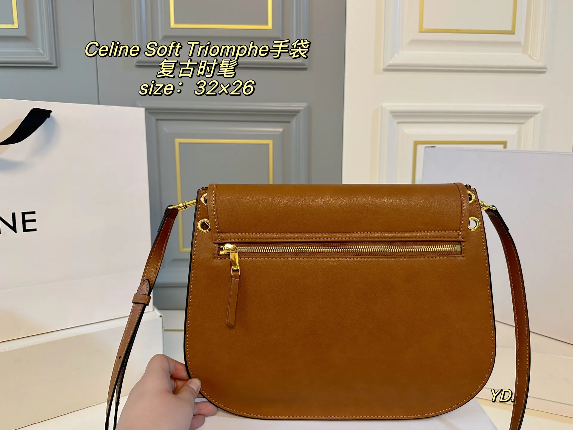 P210(折叠盒) size:32×26 Celine 赛琳新款Soft Triomphe 手袋💕 圆弧形底部造型,俏皮可爱! 金属凯旋门吸扣开合,质感高级~ 肩带可调节,斜挎or单肩随心切换 法式慵懒风轻松拿捏,复古又时髦🆒