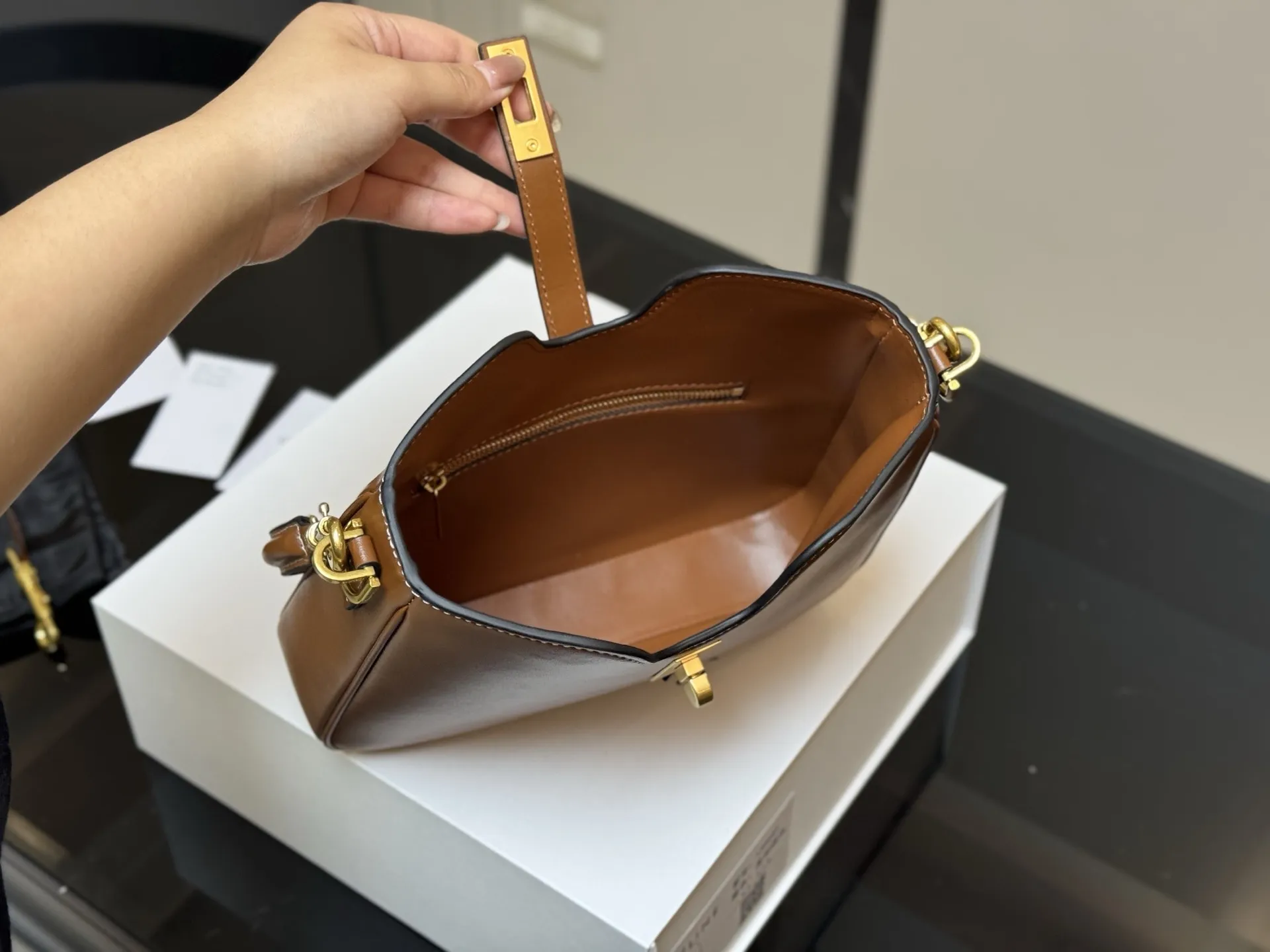 ¥190 折叠盒 size:24.21cm celine 赛琳ive新品托特包, 延续凯旋门 复古斜挎 , 耐看新款一点都不老套。