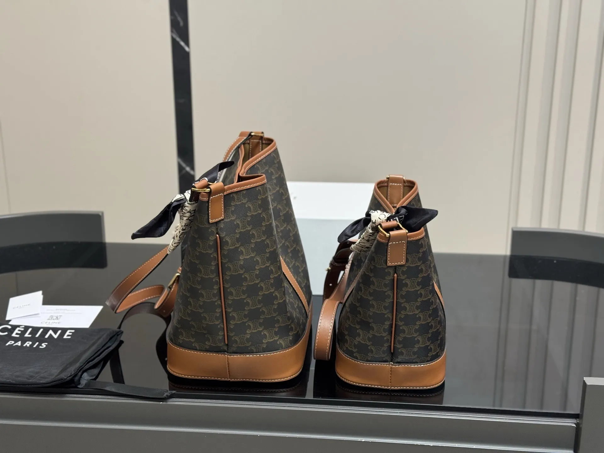 &yen;160 &yen;150 配折叠盒 size：25*27cm 18.22cm Celine 赛琳水桶包 这谁抵得住啊！ 一年四季都可以用的水桶！ 一直很喜欢老花的包 老花色经典极搭！ 颜值超级在线哦