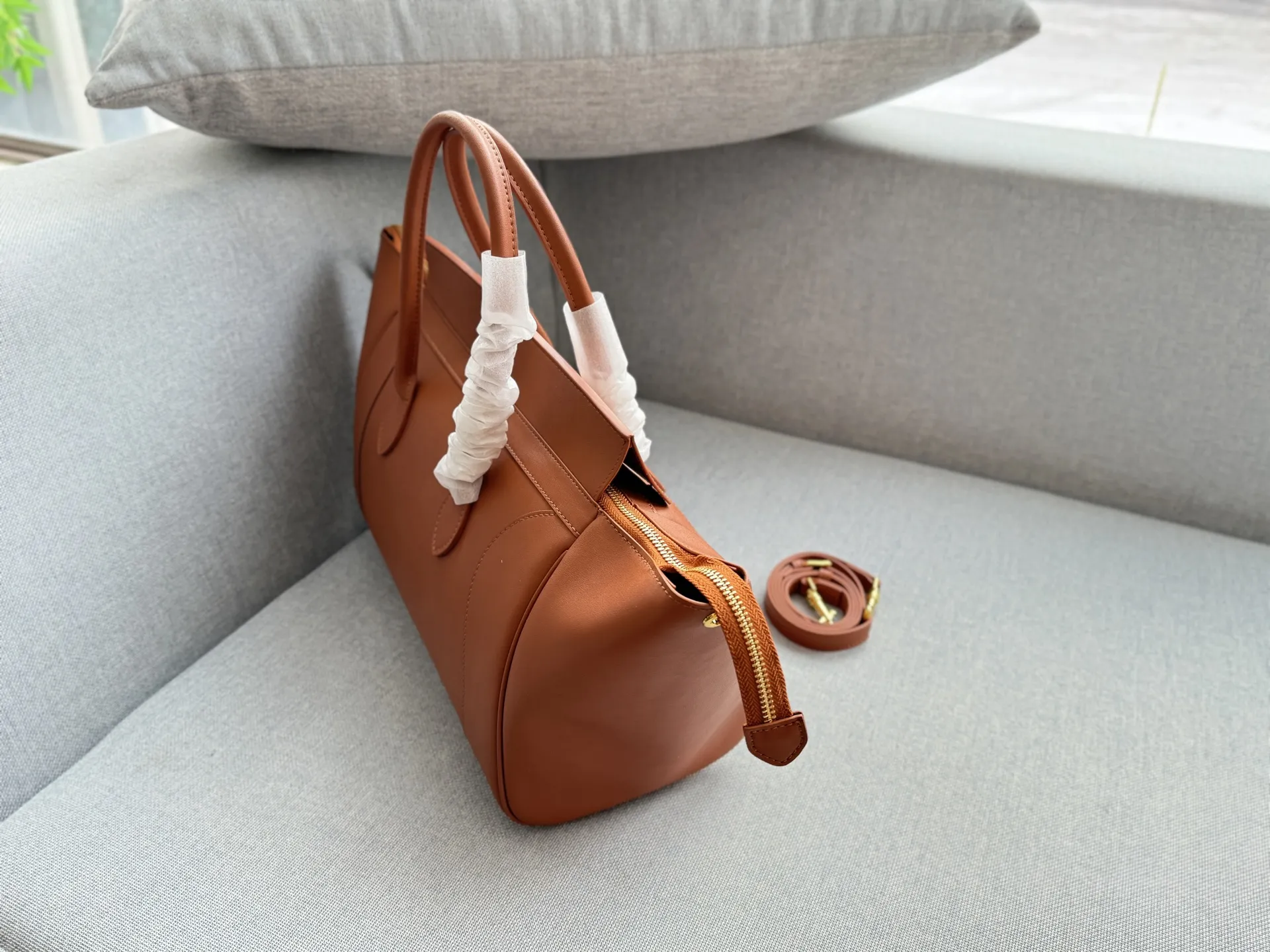 💰220 size:36×24 CELINE赛琳 SMILING LUGGAGE 笑脸包手提包 笑脸包