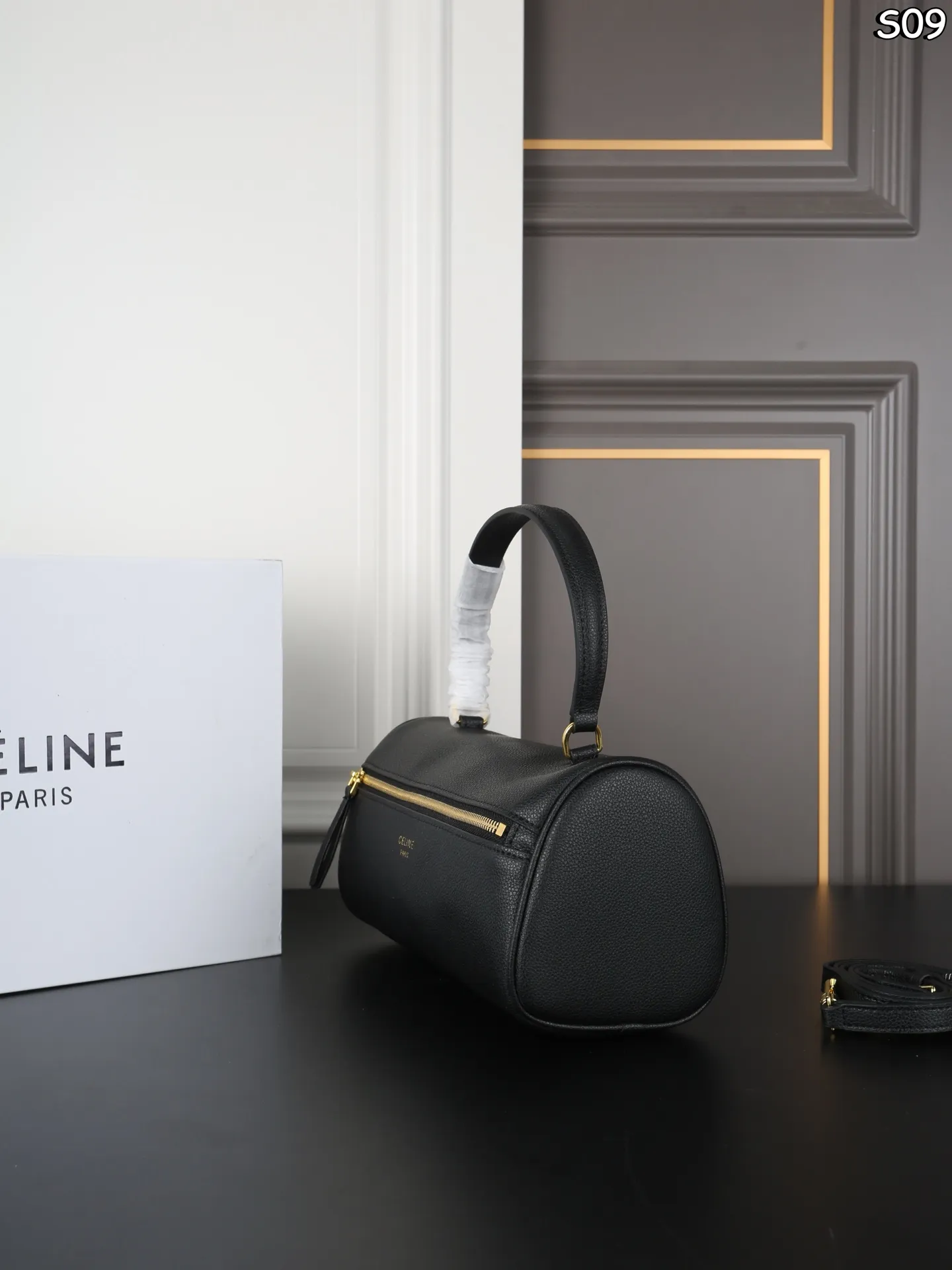 P155 折叠盒 CELINE赛琳 Triomphe CYLINDER 圆筒包 手提包 CELINE家族新成员 CYLINDER圆柱体手提包 轻便舒适 经典配色 🉑手拎🉑肩背 简直是深得我心 自重特别轻便的同时包型也都别出心裁 像这款长手柄的CYLINDER我都能想象到秋冬了手腕在驼色羊绒大衣上会有多么的精彩绝伦 尺寸:26×13