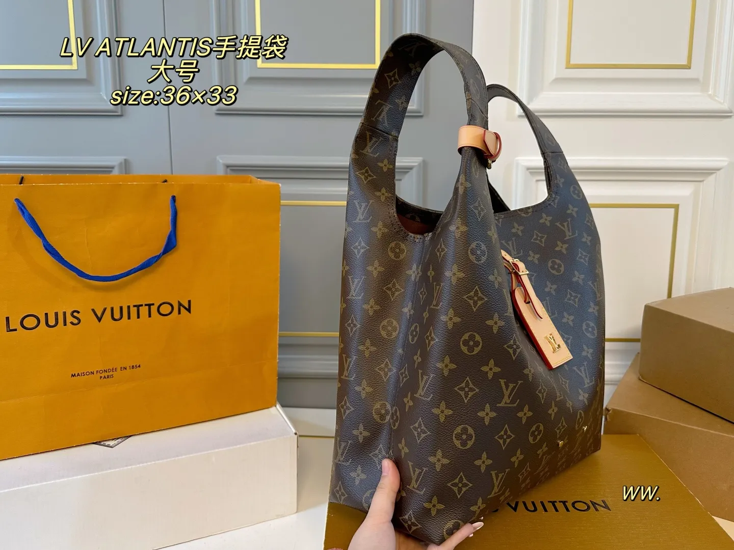 P200 大号(折叠盒飞机盒) size:36×33 LV路易威登ATLANTIS菜篮子手提袋💕 今年的秀场款!非常🆒 慵懒随性,高级感满满 自带皮肩带,可挽🉑️背~ 运动、休闲,🉑️爱气息都能搭✅