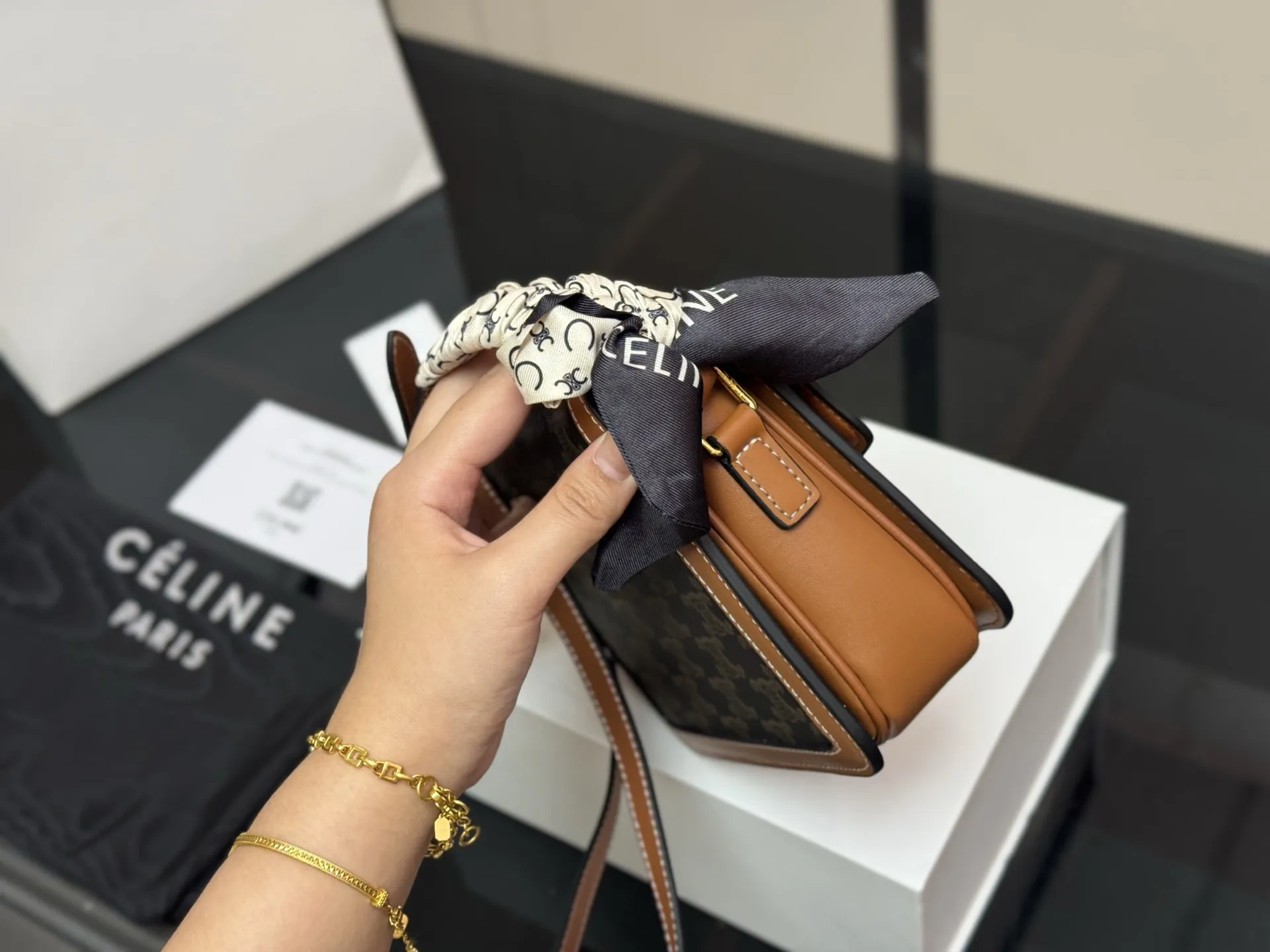 ¥180 ¥190 配折叠盒 尺寸:23cm*17(大) 19cm*15(小) 赛琳 凯旋门! 很高端!很高级! 很适合🈴️四季! ⚠️牛皮!牛皮!