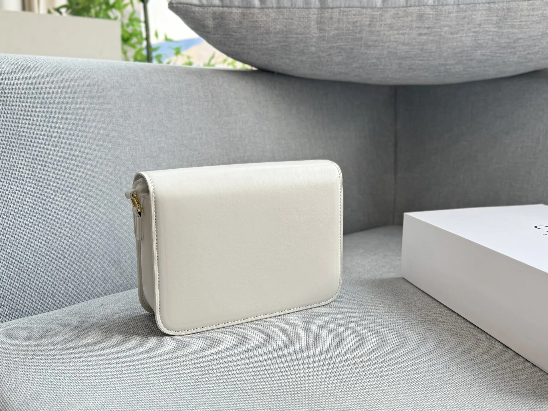 大💰155 折叠盒 小💰150 折叠盒 size:22×16/18.5×14.5 CELINE赛琳 Triomphe 豆腐包 单肩包斜挎包 毫不费力的高级感✨Celine凯旋门轻松拿捏 🖤Celine 凯旋门黑金腋下包 轻便,容量刚好,通勤、休闲、甜酷风都很适合 包包全身都是Box皮的质感 夏天搭配露肤上衣 有种精致都市丽人的感觉 低调有质感 百搭且不会过时