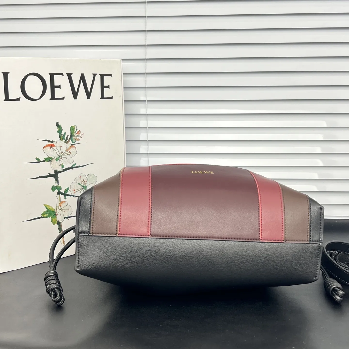 💰248包邮❗ 拼色 𝑳𝒐𝒆𝒘𝒆 Flamenco 福袋 可手提可斜挎 平纹牛皮 拉绳收紧 并打上标志性的盘绕结, “肩背 斜挎或手拿*可拆卸和可调式肩带*隐形式磁扣开合 尺寸 大号:29-24-10 cm ❌不退不换慎重下单❌