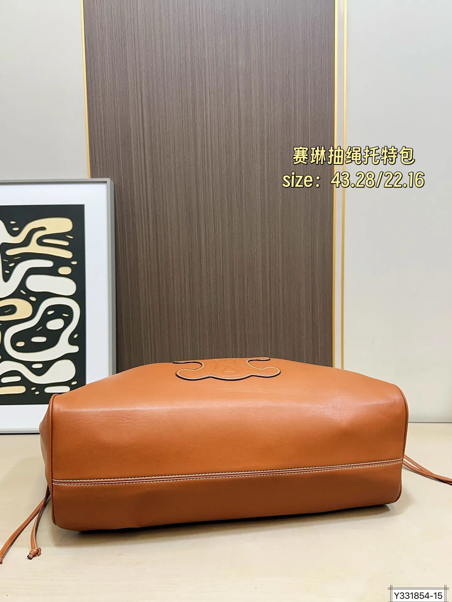 大号💰170 小号💰155 赛琳CELINE CABAS抽绳托特包CELINE 新出 手腕可随意弯曲,秋冬搭大衣也妥妥滴!随手拍都很高级~手提着真的太可爱优雅了。 尺寸:43 28/22.16
