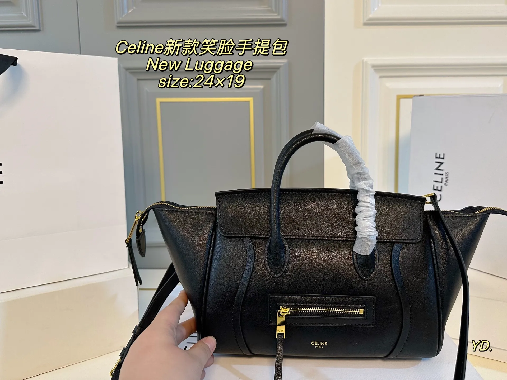 P240（折叠盒） size：24&times;19 Celine 赛琳新款New Luggage笑脸😊手提包💕 赛琳的luggage系列， 也就是我们俗称的笑脸包， 皮质细腻，时尚百搭 配有长肩带，🉑斜挎可手提 精致的缝线工艺使轮廓更加流畅自如