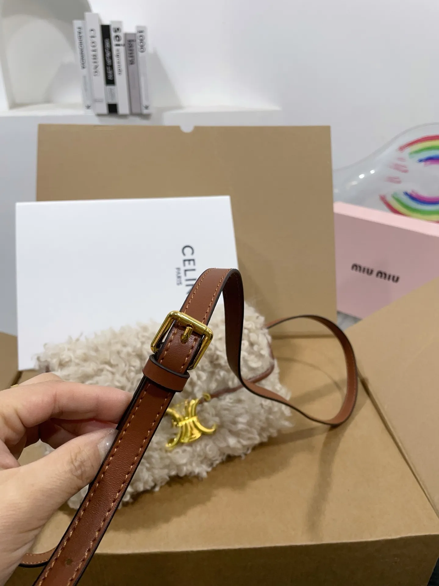 👑💰130💰配盒 赛琳原版羊羔毛hobo 红红火火恍恍惚惚出街啦~ 搭配衣服真的吼吼看~一秒时尚感千金风拉满红色也很显眼,好多场合都可以搭配 张元英同款~~~ 尺寸21cm