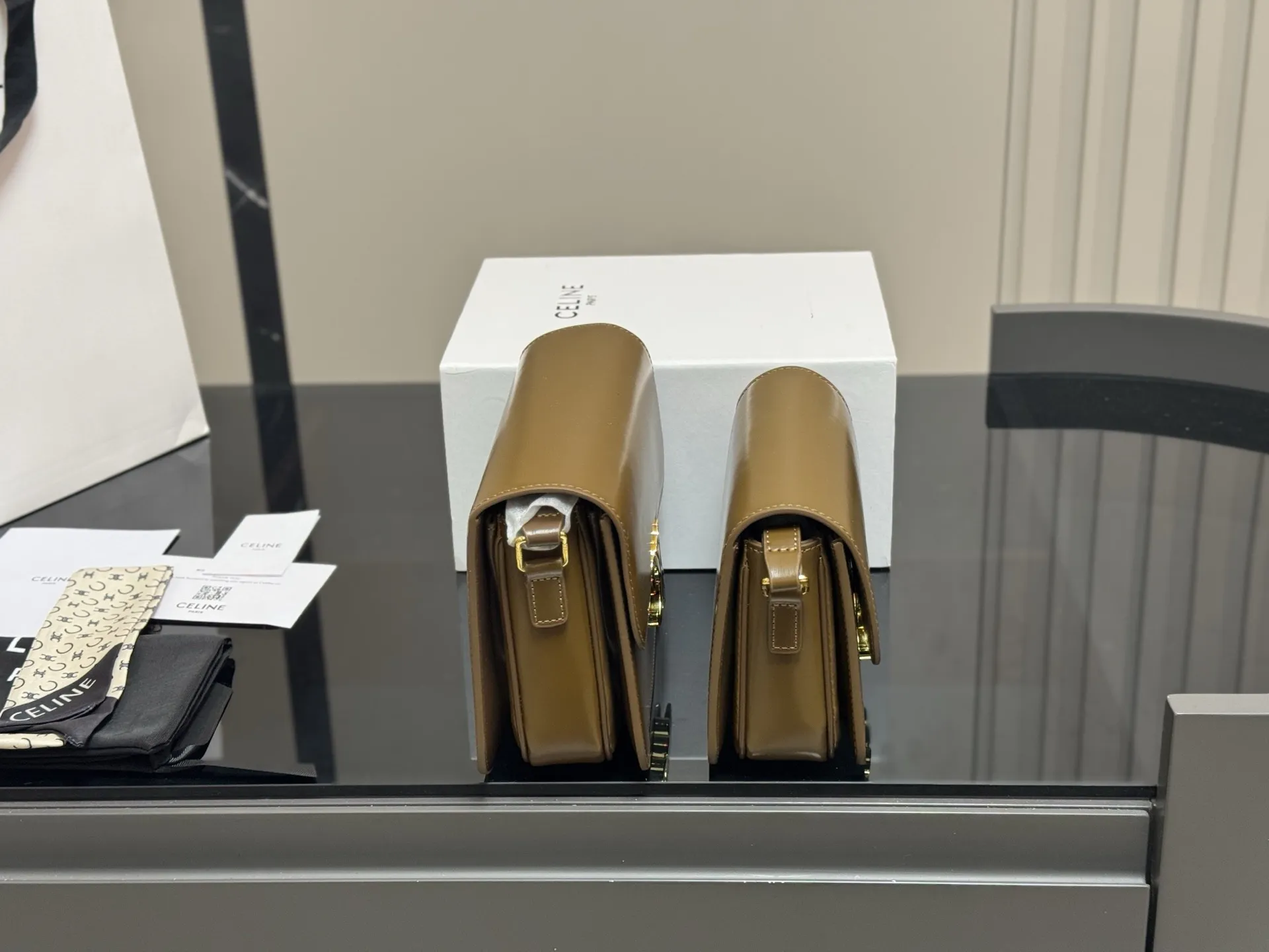 &yen;185 &yen;195 配折叠盒 尺寸：23cm*17（大） 19cm*15（小） 赛琳 凯旋门！ 很高端！很高级! 很适合🈴️四季！ ⚠️牛皮！牛皮！