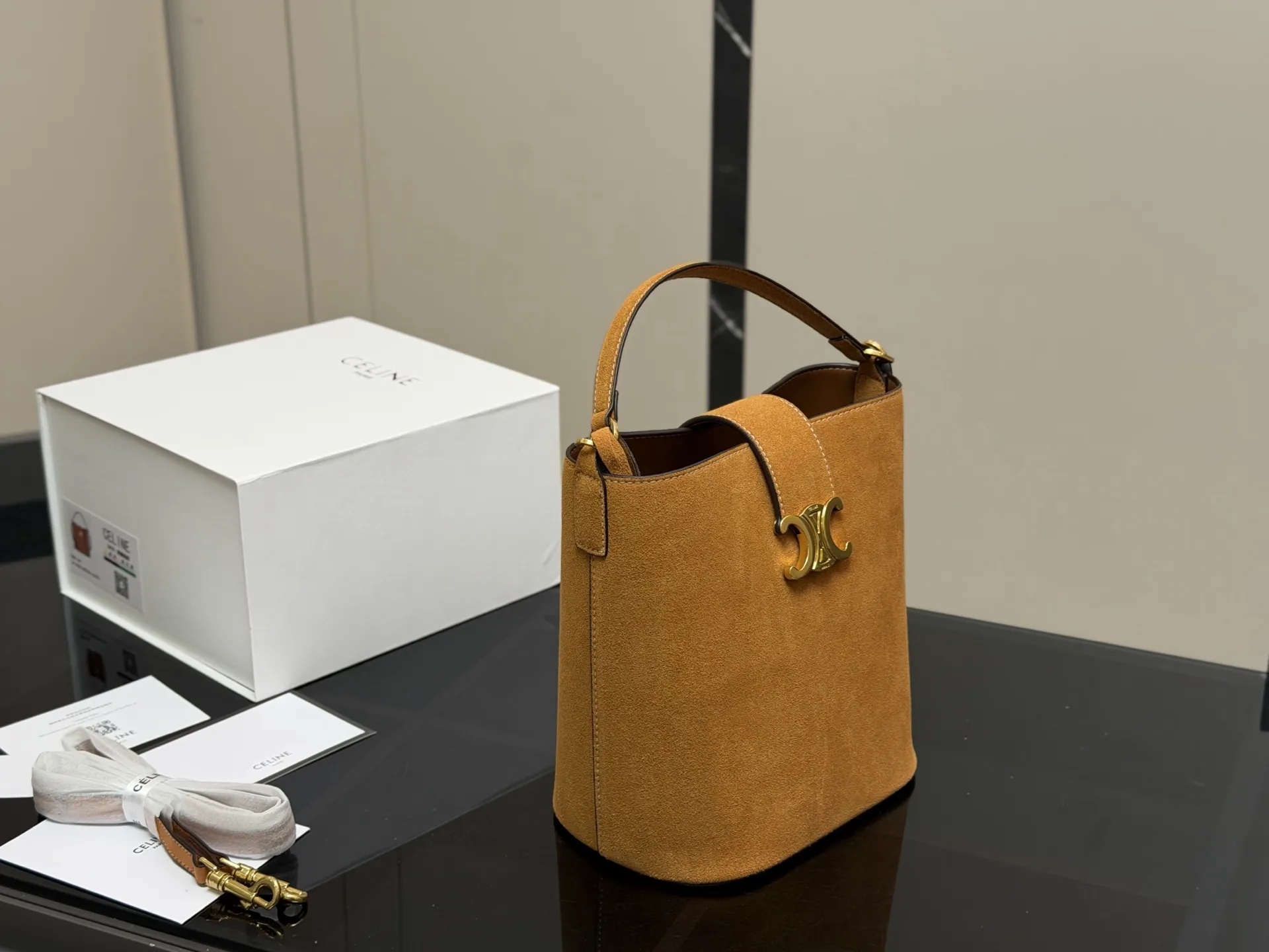 ¥185 配折叠盒 size: 24.24cm Celine 水桶包赛琳 一直很喜欢小牛皮的包 经久耐看 复古印花图案 有着高颜值的复古文艺气息🌱