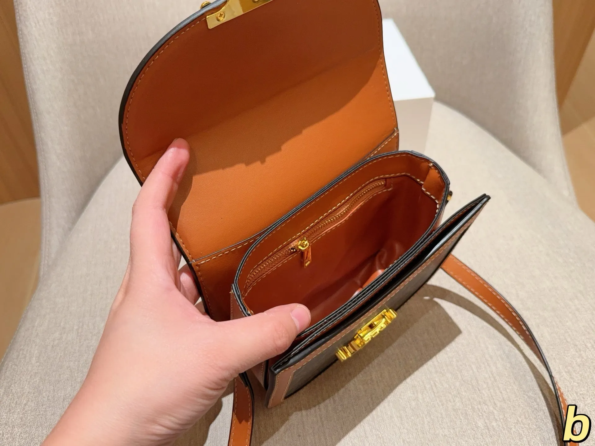 💰140 Celine/赛琳 经典半圆马鞍包 尺寸18&times;15&times;5 礼盒包装🎁