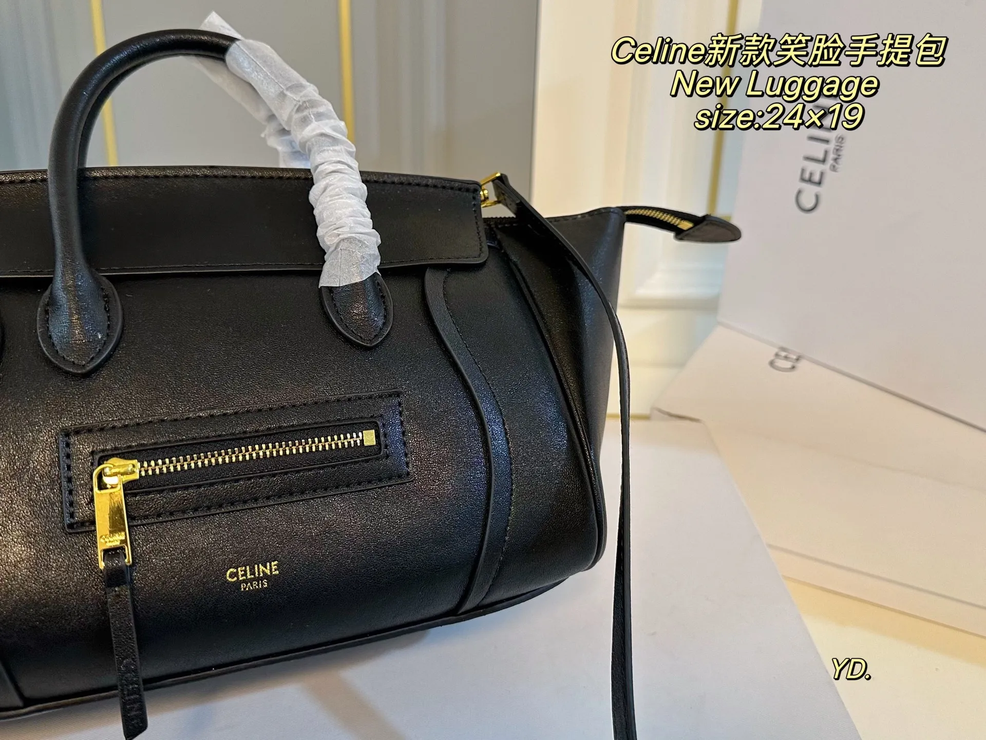 P240(折叠盒) size:24×19 Celine 赛琳新款New Luggage笑脸😊手提包💕 赛琳的luggage系列, 也就是我们俗称的笑脸包, 皮质细腻,时尚百搭 配有长肩带,🉑斜挎可手提 精致的缝线工艺使轮廓更加流畅自如