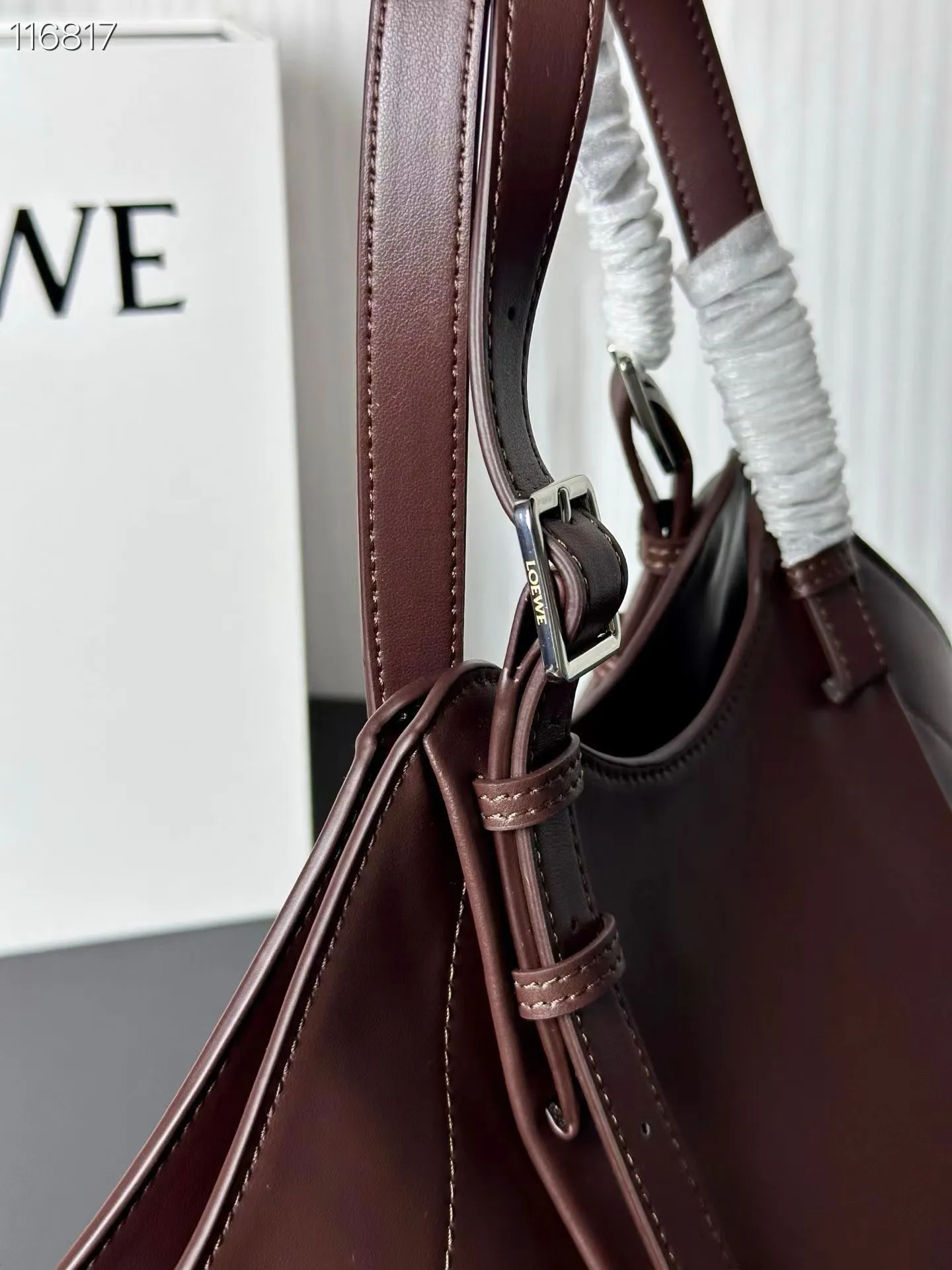 💰230包邮❗ LOEWE|松弛感大包 Hammock Flip吊床包 Hammock的升级版来咯 变得更时髦 更松弛了 肩带部分可以调节为腋下hobo背法 调短手拎也很方便☕️ 容量可以放下一个iPad Pro 出差 通勤没有问题 15x22.5x22cm:15x22.5x22cm 款号:7079 ❌不退不换慎重下单❌