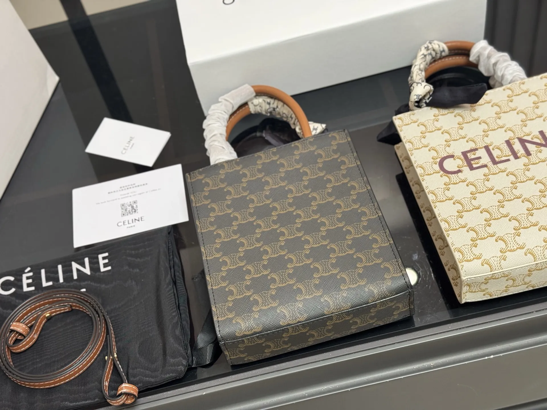 &yen;150 配折叠盒 size：17*21cm celine 老花 mini 琴谱 赛琳老花耐看耐用 可爱又超级大气的一款！ 它绝对是四季款！ydds