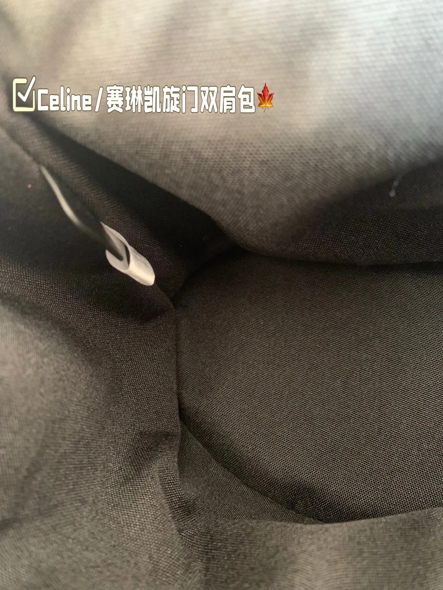 P150 Celine/赛琳TRIOMPHE 凯旋门老花双肩包Lisa同款 将复古元素与一向拿手的利落线条 尺寸18*23 折叠盒