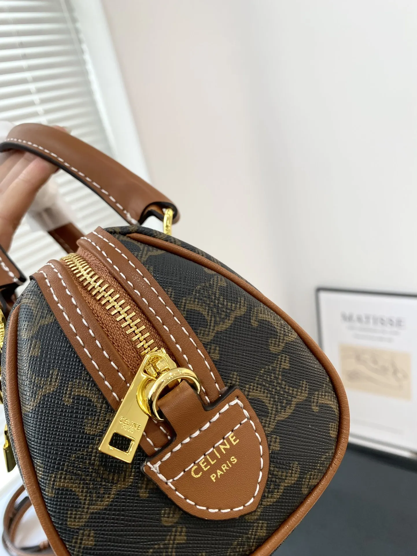 🅿️130配礼盒✅🔜 【尺寸】14*10 赛琳迷你枕头CELINE的 凯旋门系列 TRIOMPHE BOSTON 波士顿包,据说它是以前美国波士顿大学生很喜欢用的一种提包,因此得名。 波士顿包有两个重要特点,一个是便干携带、 一个是不论包里是塞满东西或者空着、半满,包包外形都依然坚挺,给人一种扎实、稳固的感觉~#Celine #复古穿搭6569