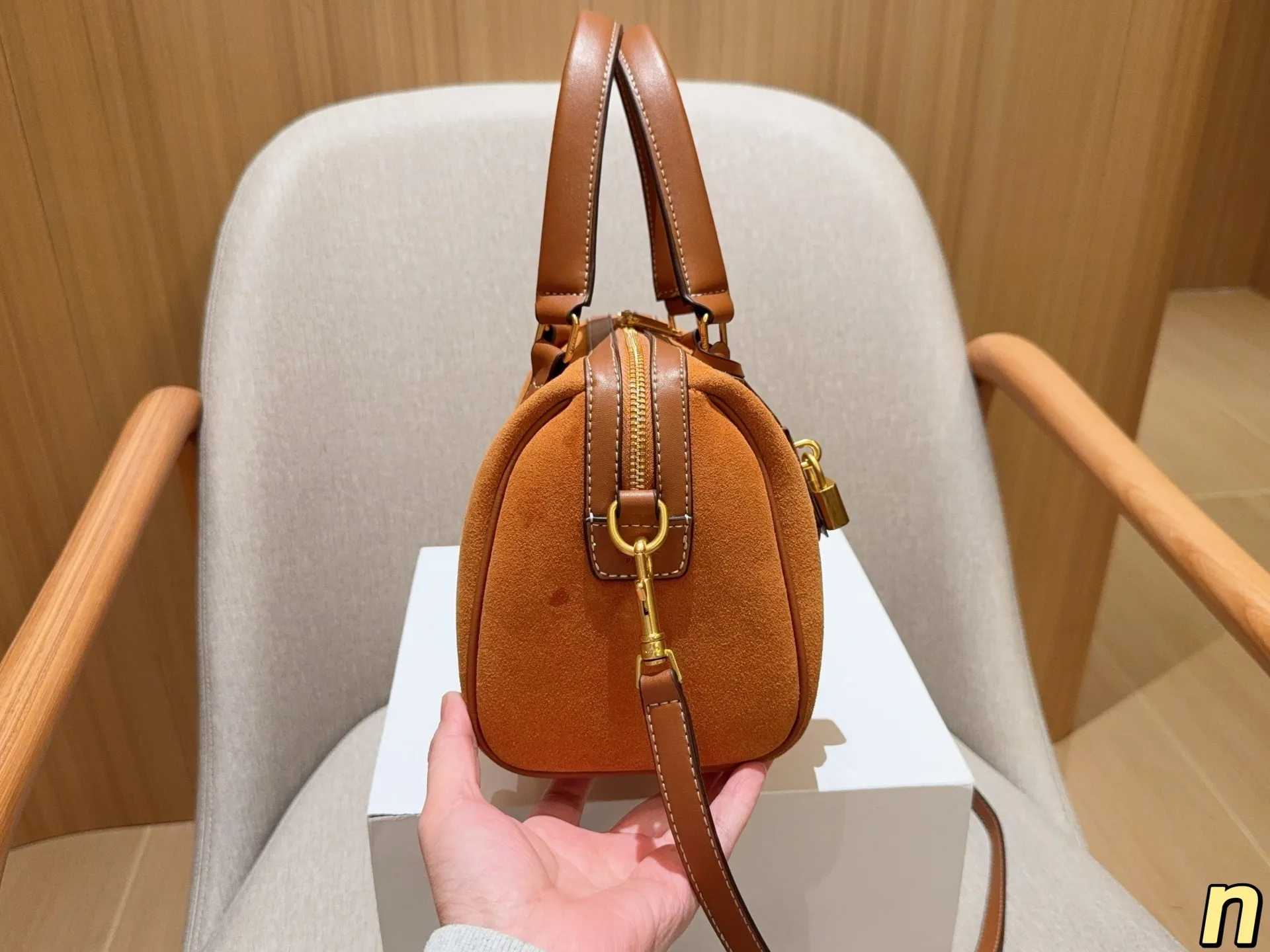 💰175 赛琳Celine 麂皮绒波士顿Boston枕头包 尺寸25cm 礼盒包装🎁
