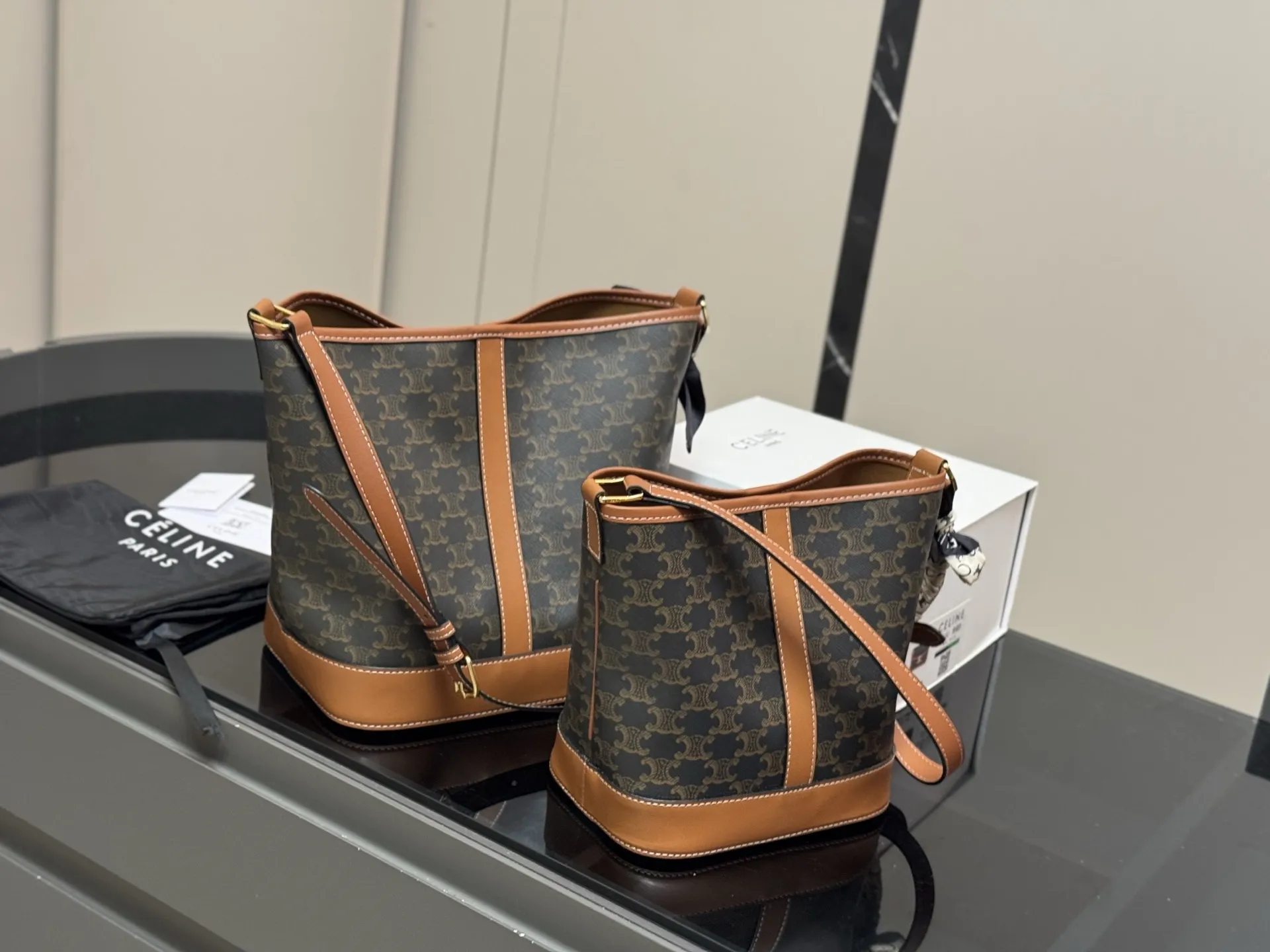 ¥160 ¥150 配折叠盒 size:25*27cm 18.22cm Celine 赛琳水桶包 这谁抵得住啊! 一年四季都可以用的水桶! 一直很喜欢老花的包 老花色经典极搭! 颜值超级在线哦