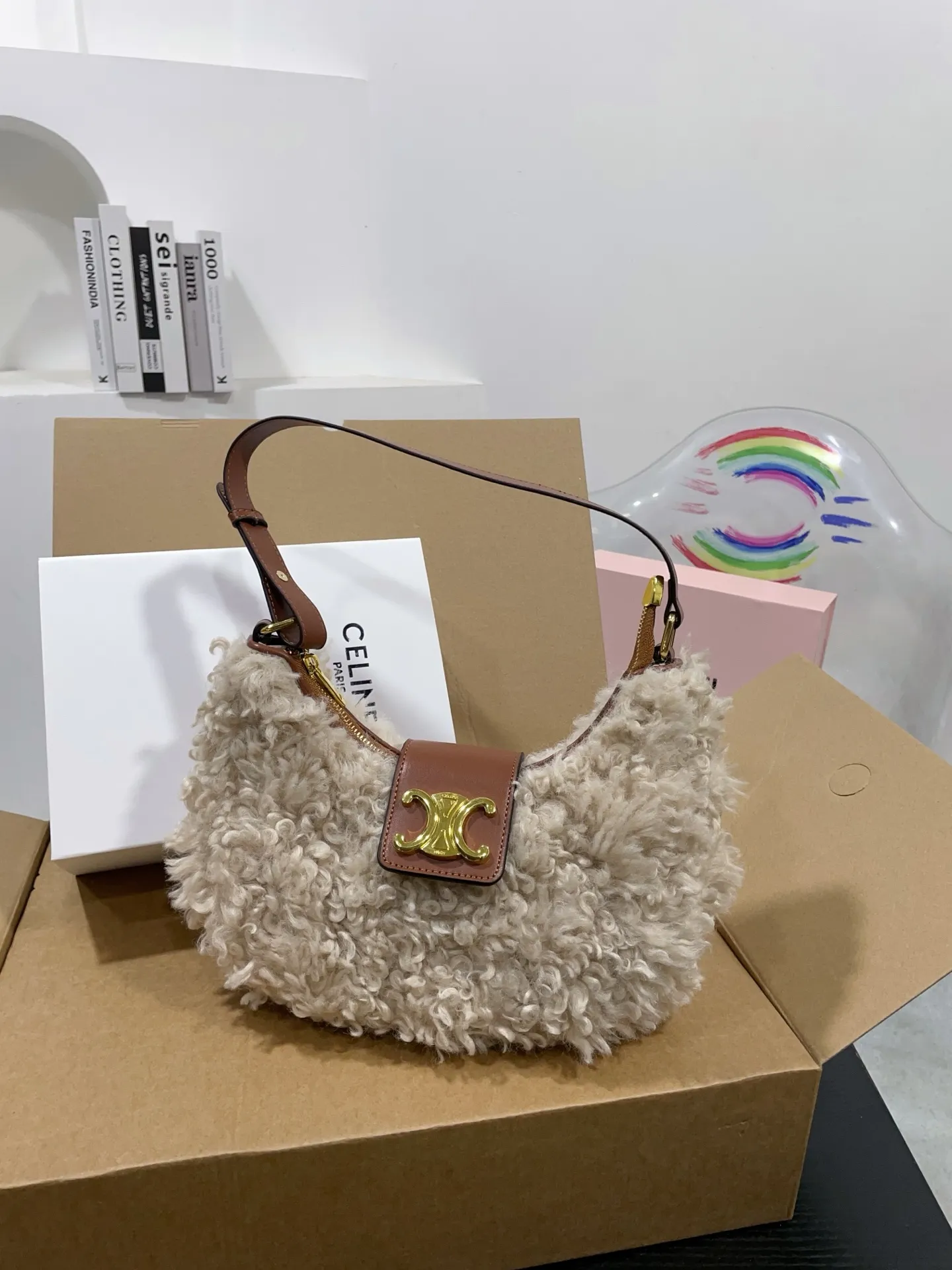 👑💰140💰配盒 赛琳原版羊羔毛hobo 红红火火恍恍惚惚出街啦~ 搭配衣服真的吼吼看~一秒时尚感千金风拉满红色也很显眼，好多场合都可以搭配 张元英同款~~~ 尺寸25cm