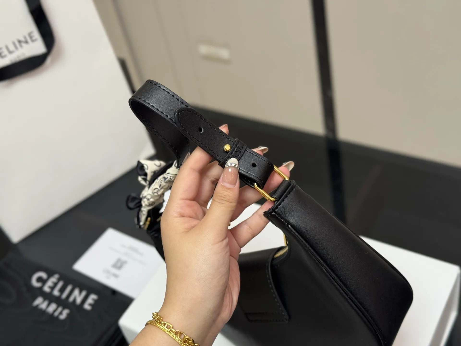 ¥140 配折叠盒 尺寸:24*20cm celine ava腋下包 依旧好好背 手拎起Ava就好有气场哟100 赛琳实用性更强哦! 高级感超强!