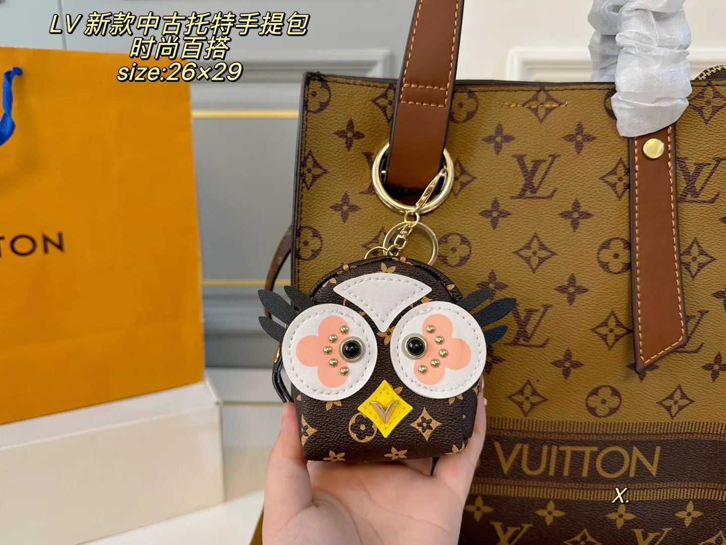 P135（无盒➕挂件） size：26&times;29 LV路易威登新款中古托特手提包💕 经典老花设计，浓浓的复古风情！ 拉链开合 配长肩带，多种背法 随意搭配，时尚而实用的小众款式✅