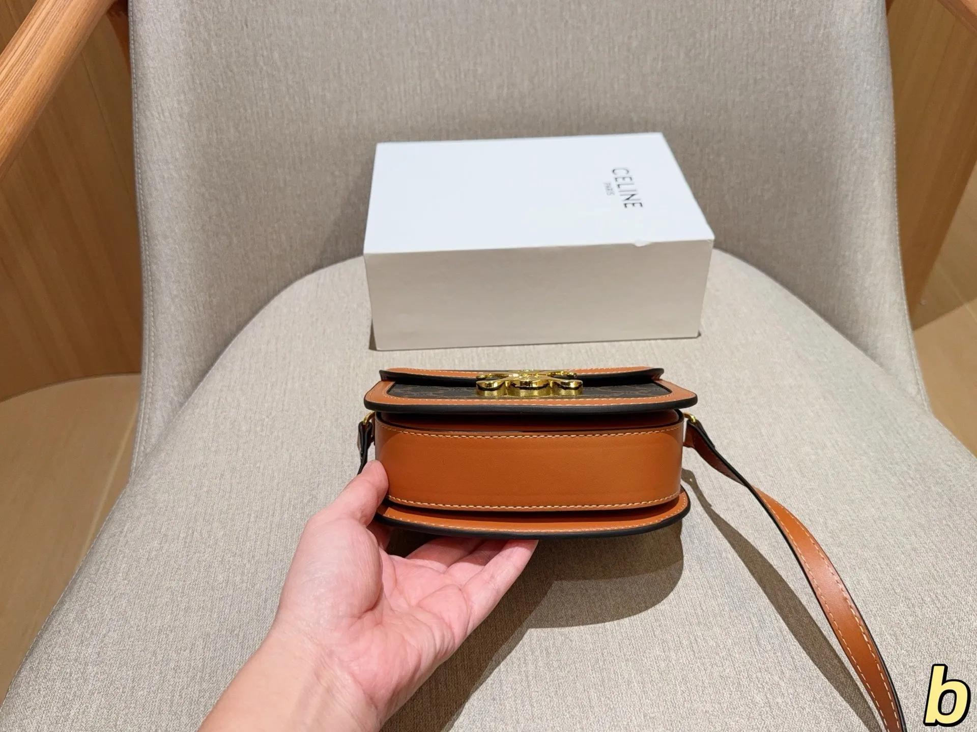 💰140 Celine/赛琳 经典半圆马鞍包 尺寸18×15×5 礼盒包装🎁